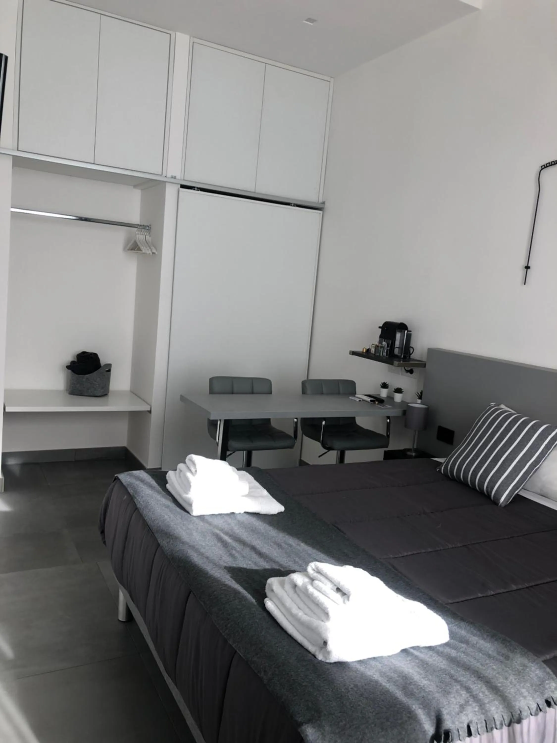 Photo of the whole room, Bed in VESUCHARME SUITE Luxury Room