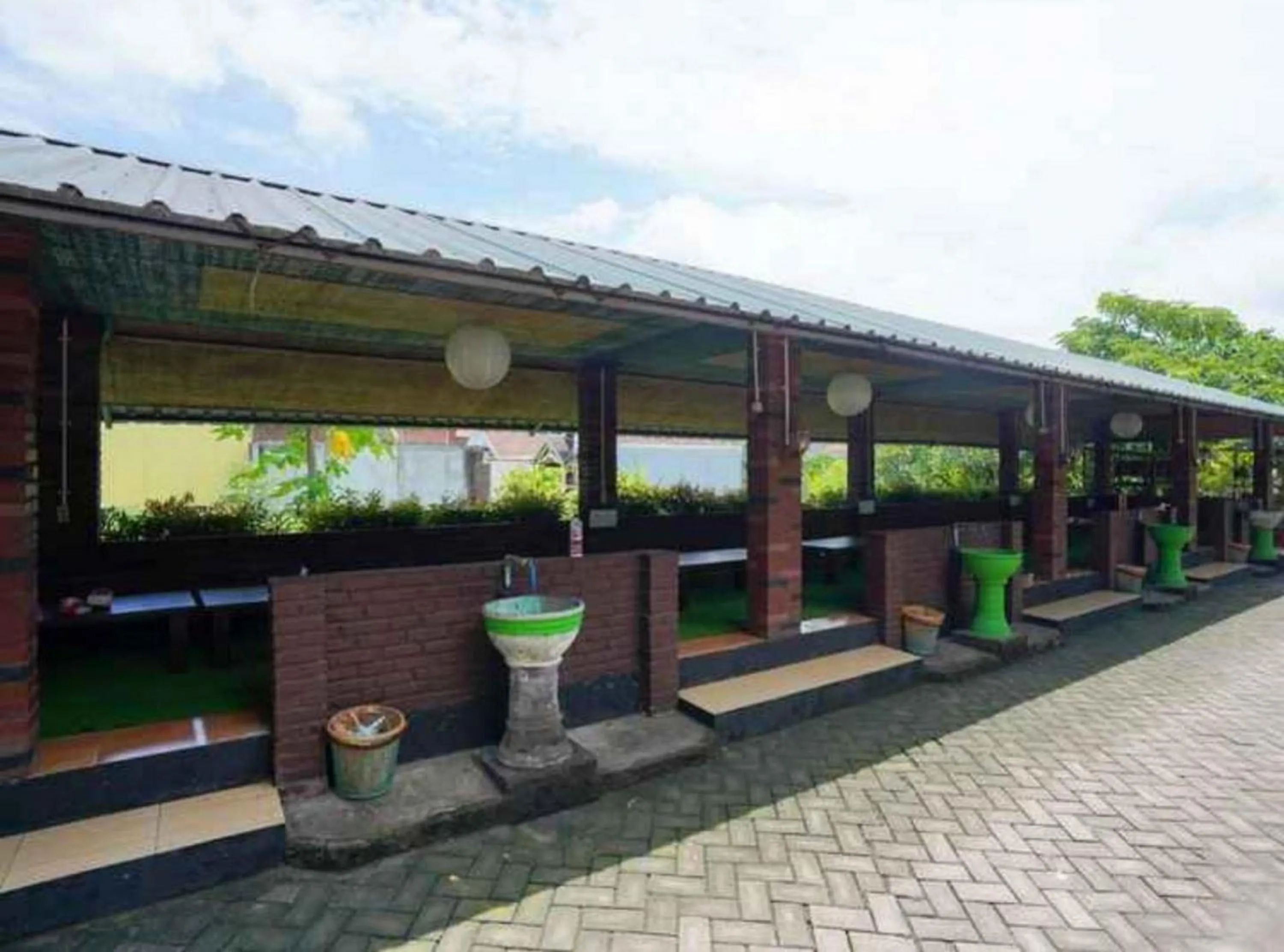 Dining area in RedDoorz Syariah at Mojosari