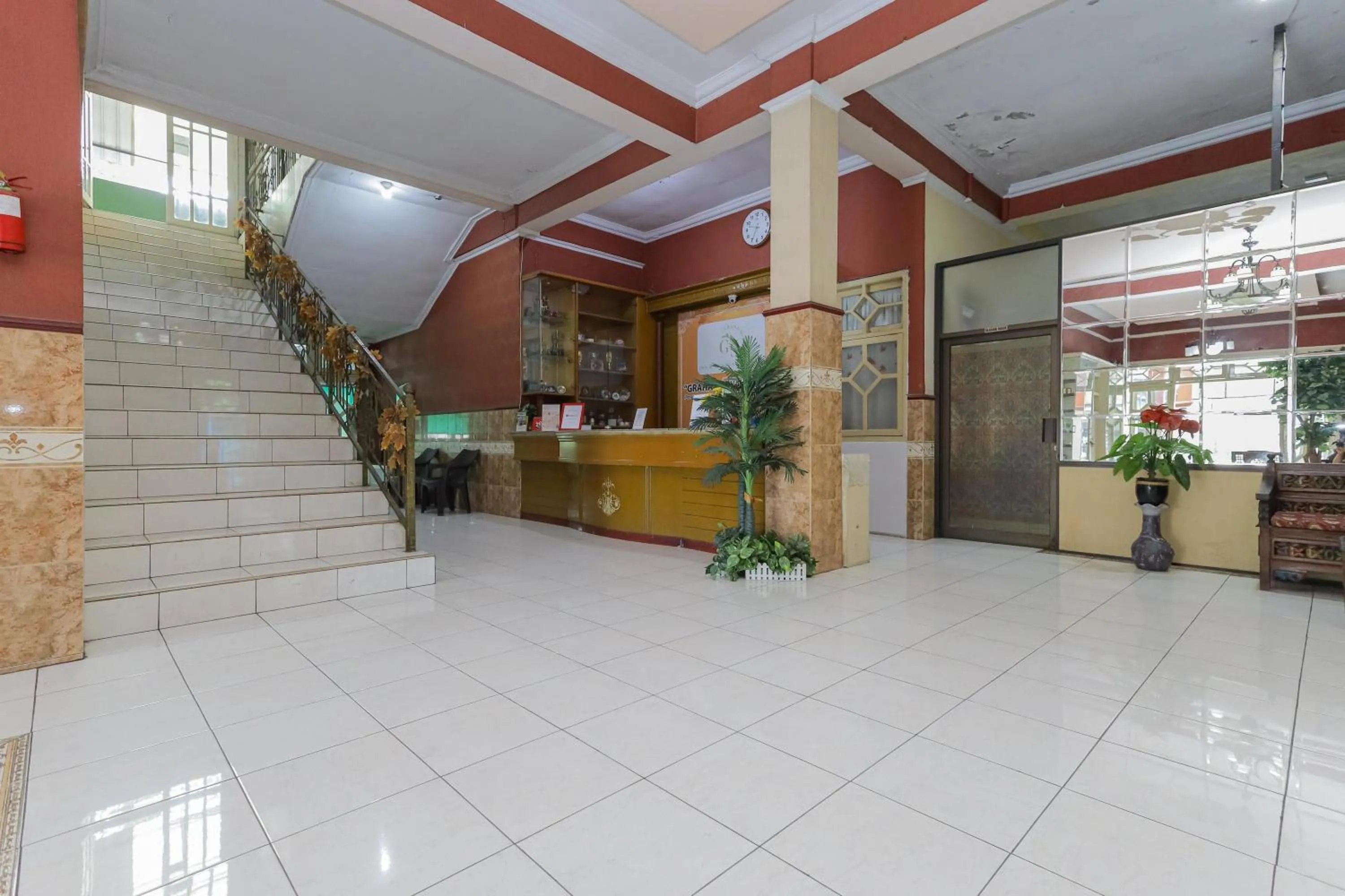 Lobby or reception in RedDoorz Syariah at Mojosari