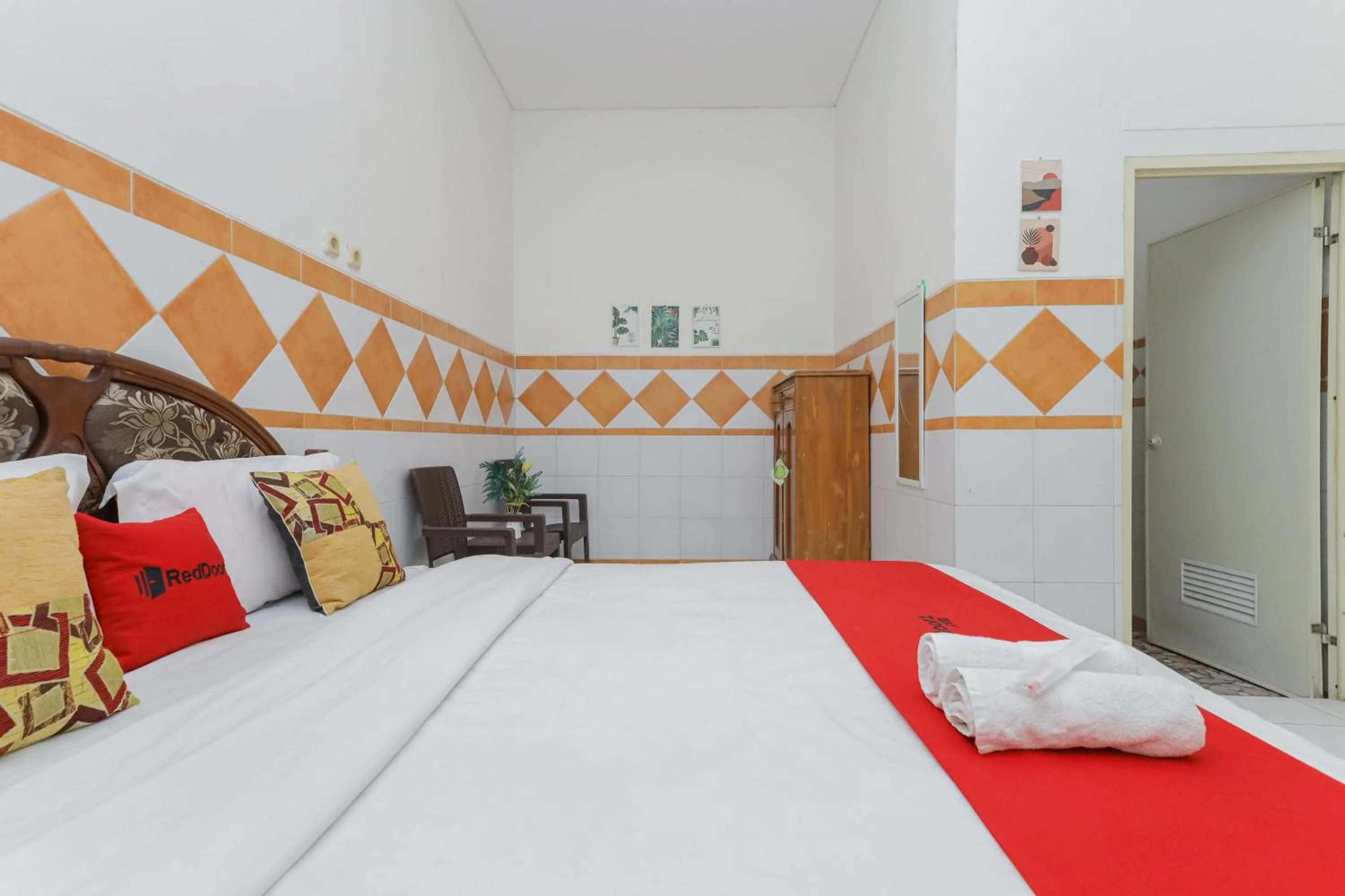 Bedroom, Bed in RedDoorz Syariah at Mojosari