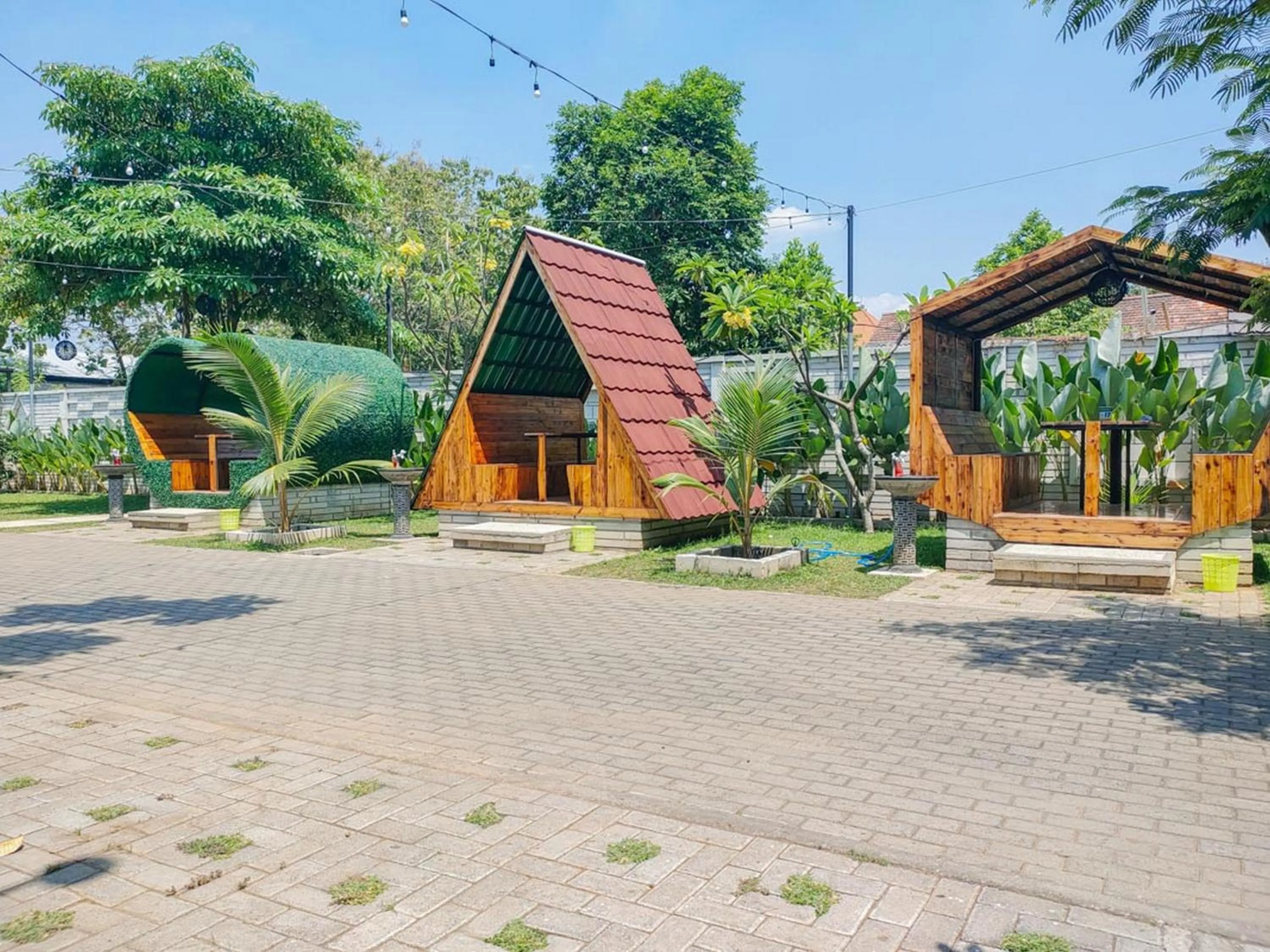 Seating area in RedDoorz Syariah at Mojosari