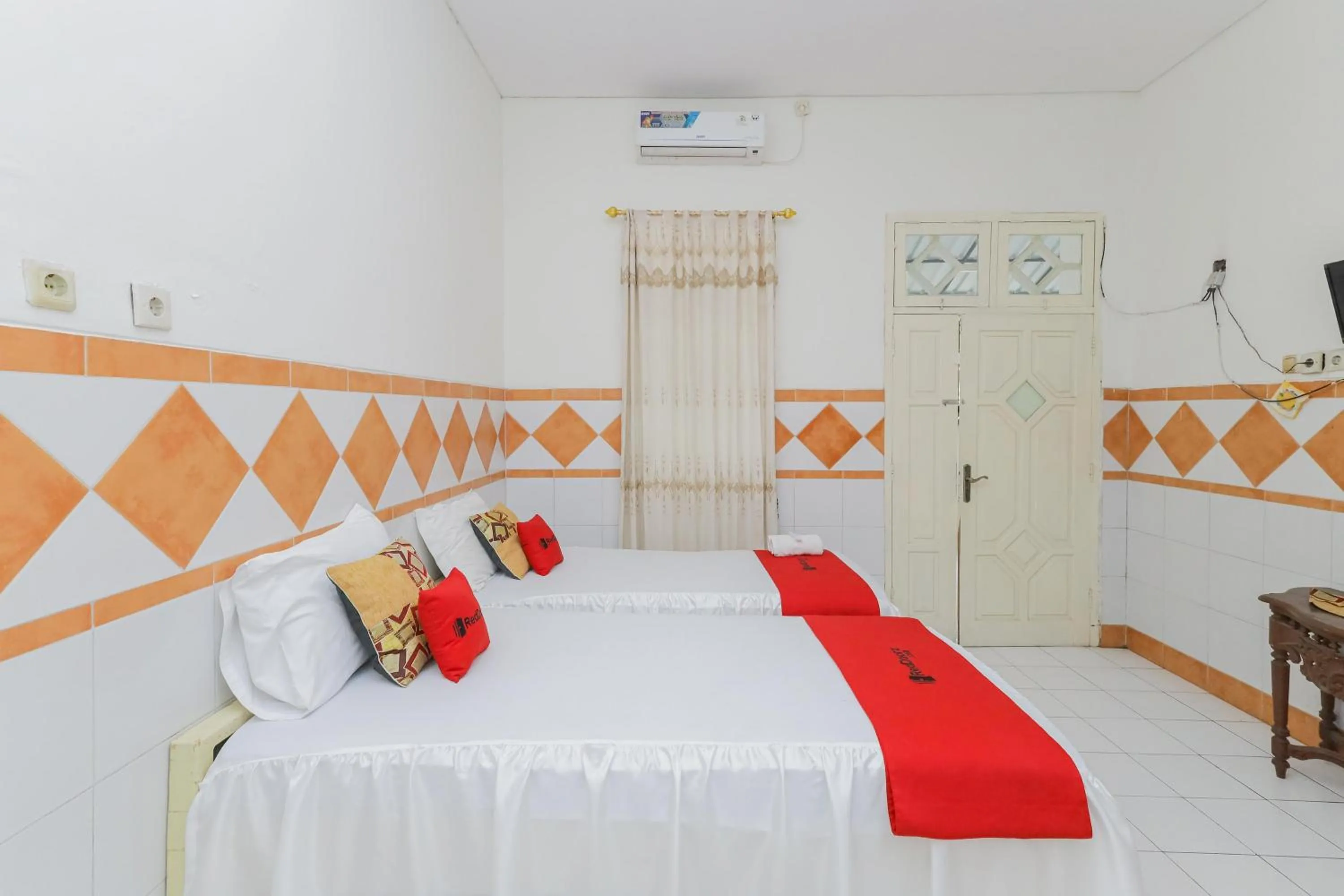 Bedroom, Bed in RedDoorz Syariah at Mojosari