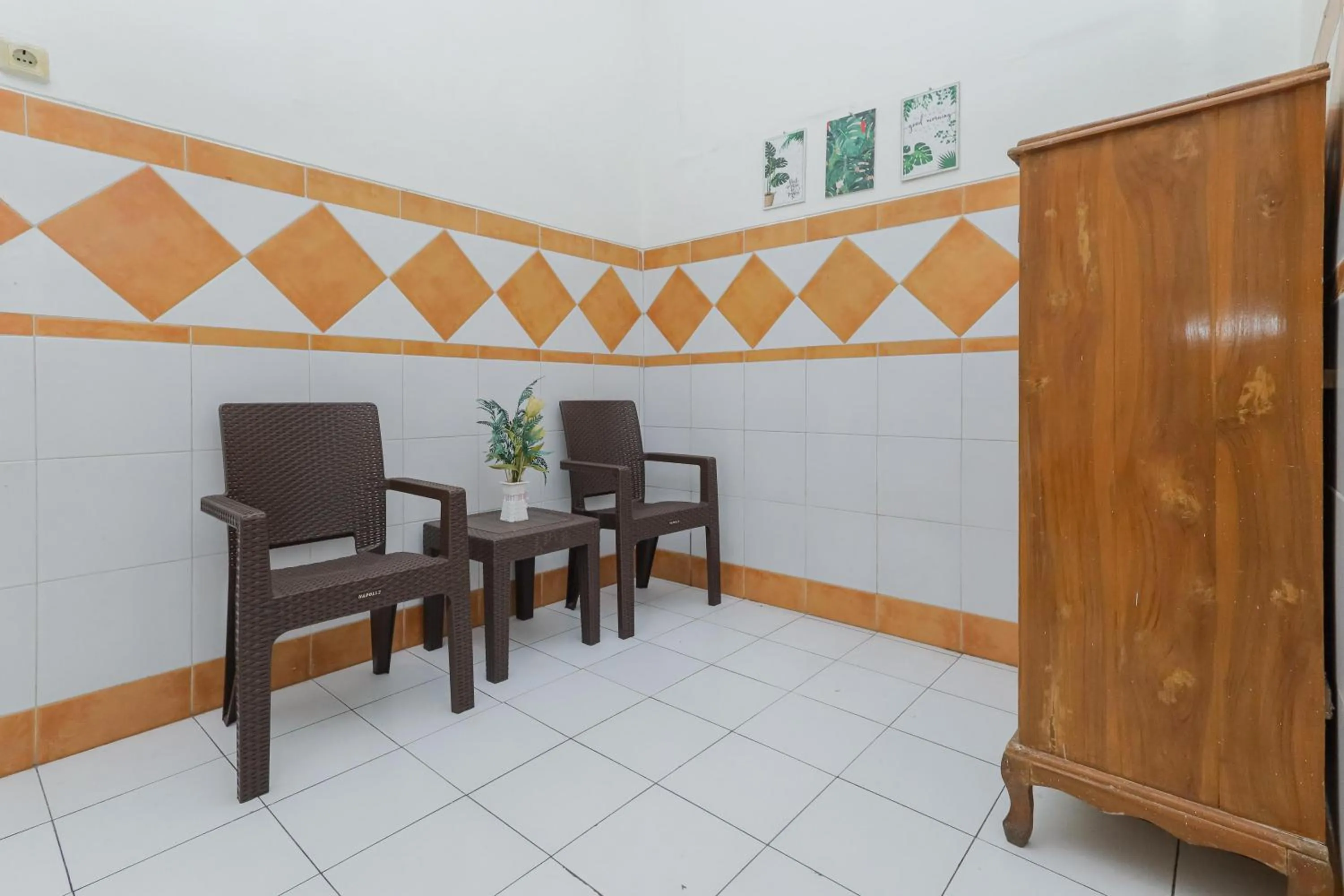 Seating area in RedDoorz Syariah at Mojosari