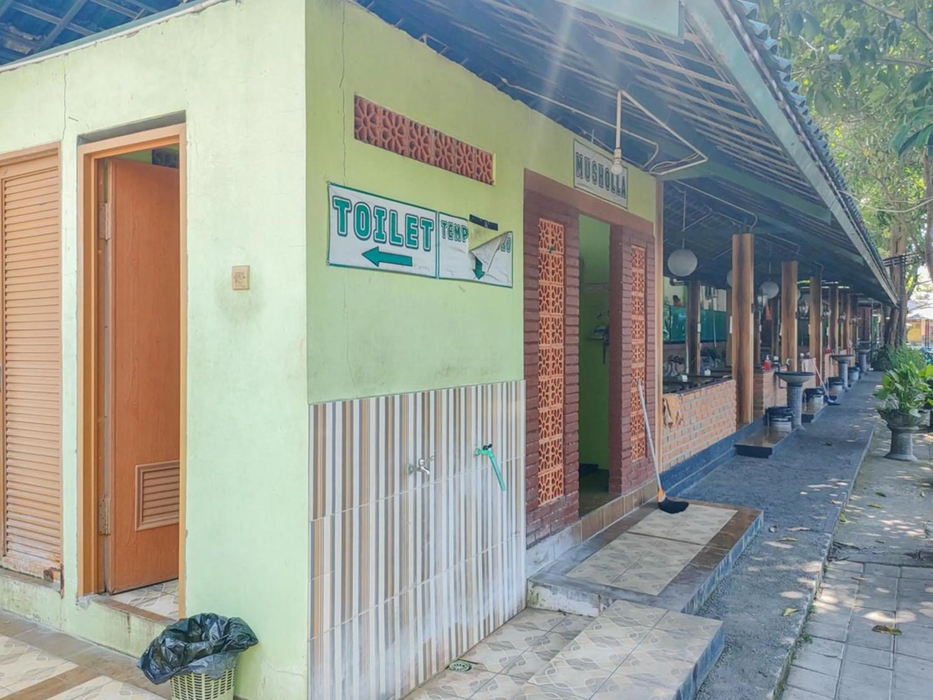 Toilet in RedDoorz Syariah at Mojosari