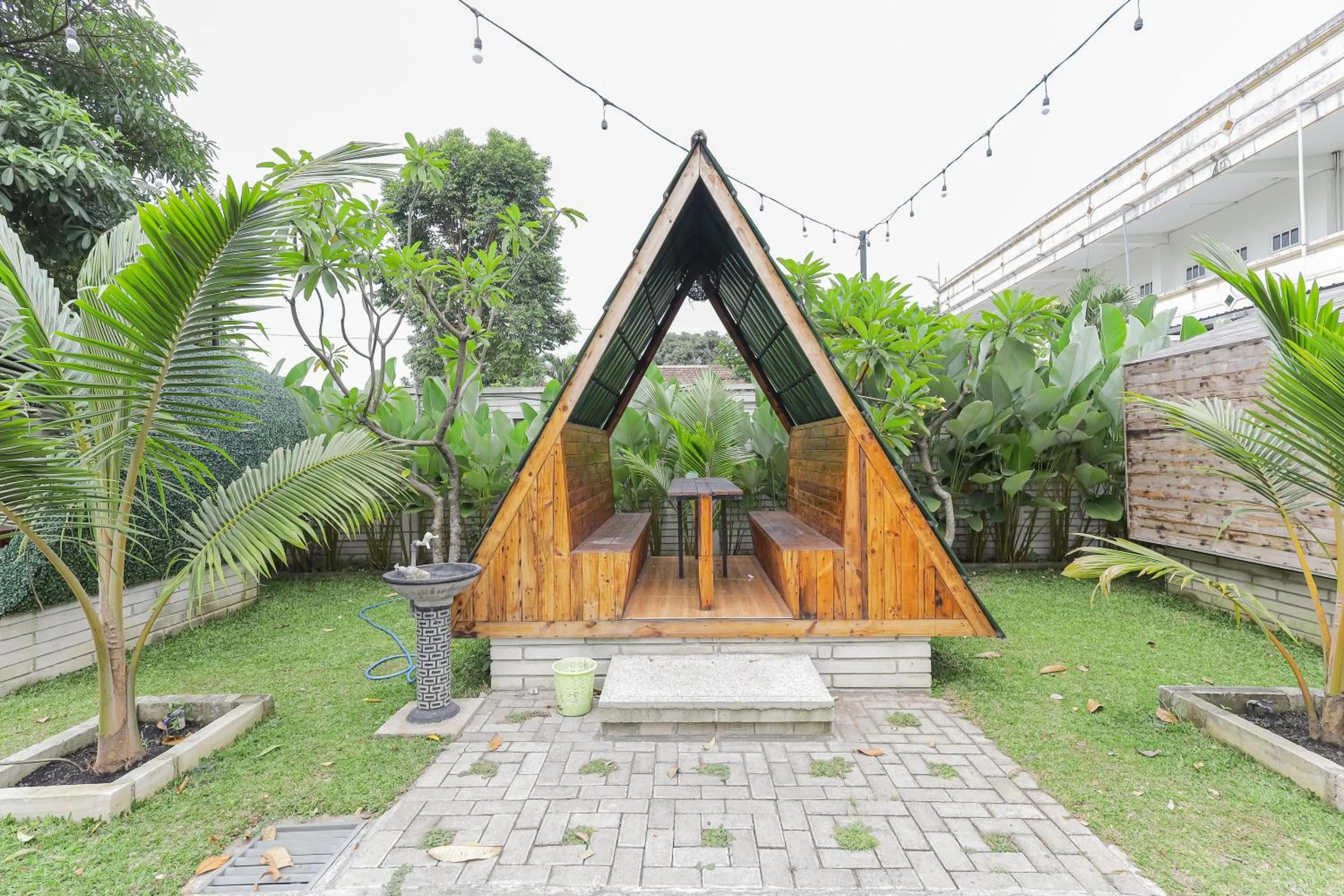 Seating area in RedDoorz Syariah at Mojosari