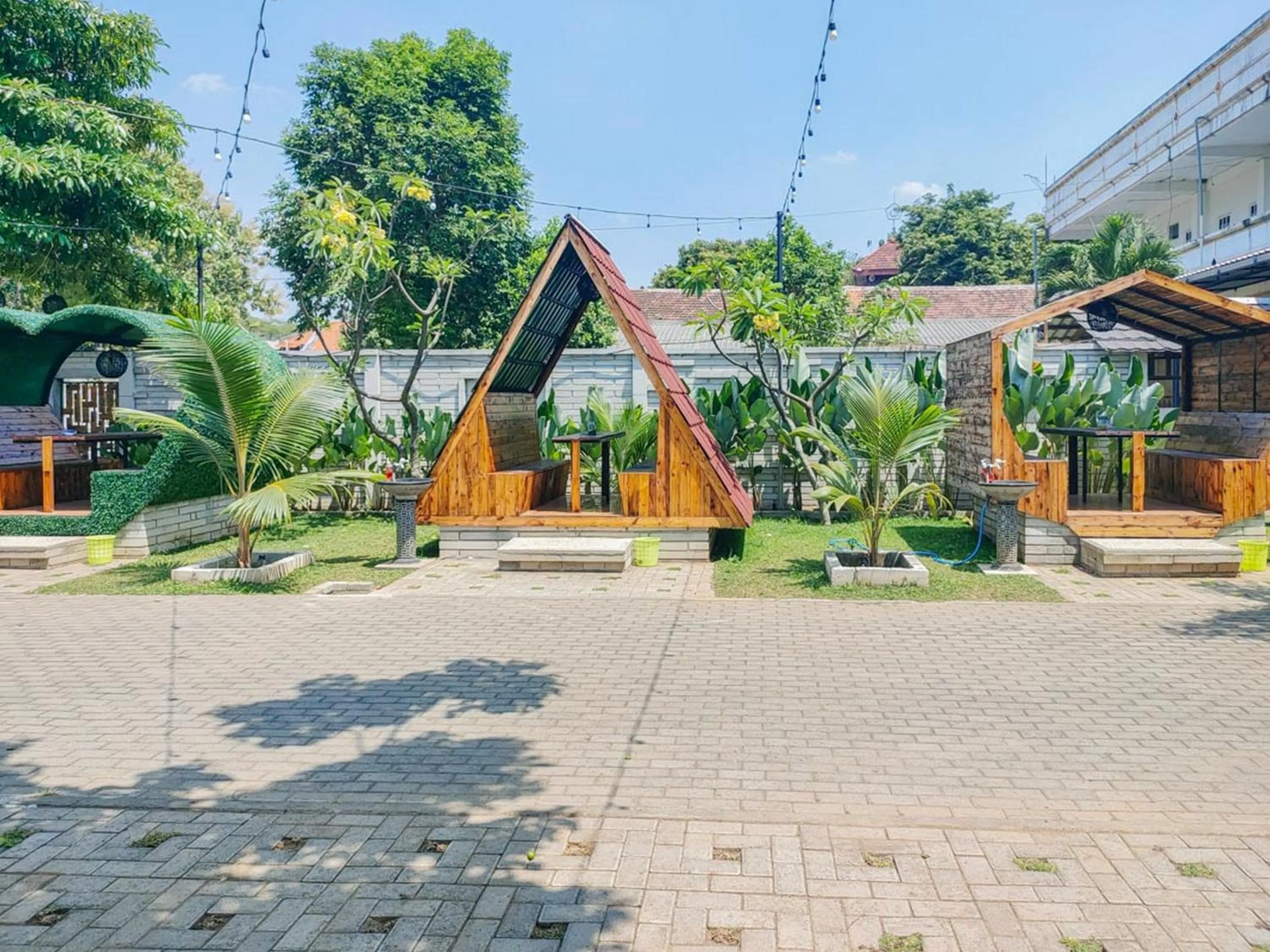 Seating area in RedDoorz Syariah at Mojosari