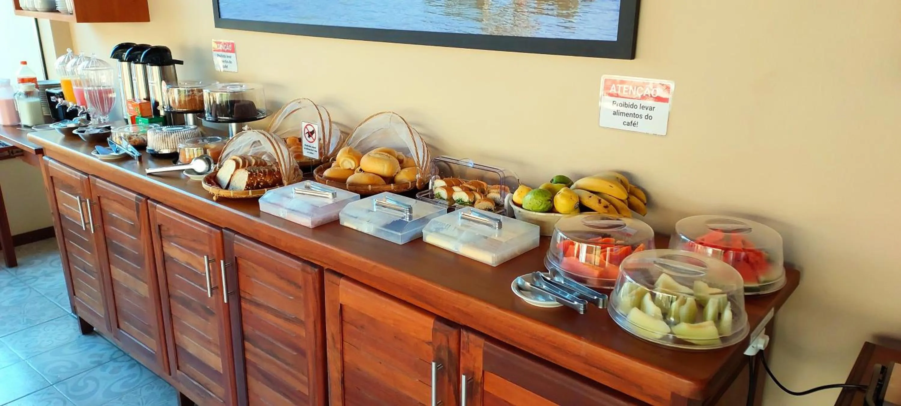 Buffet breakfast in Pousada das Saíras