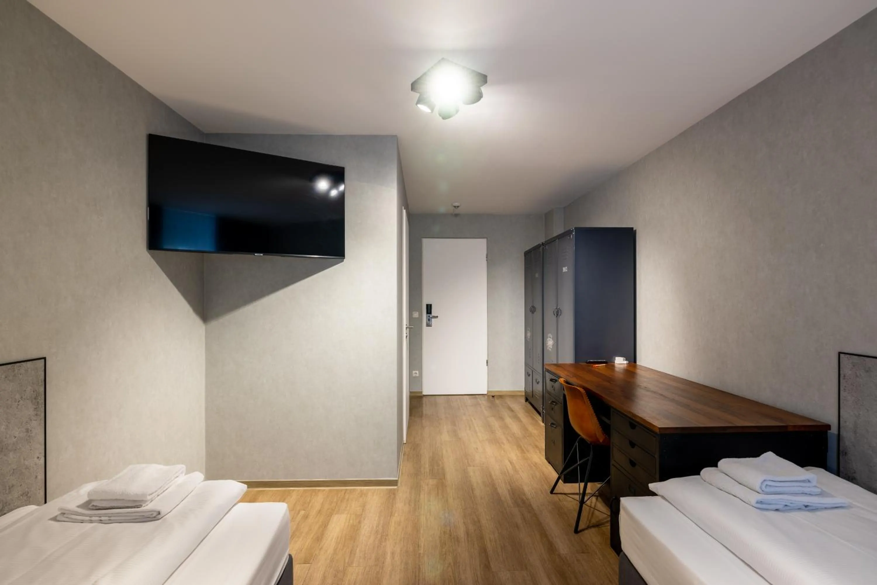 Photo of the whole room, Bed in mk hotel stuttgart