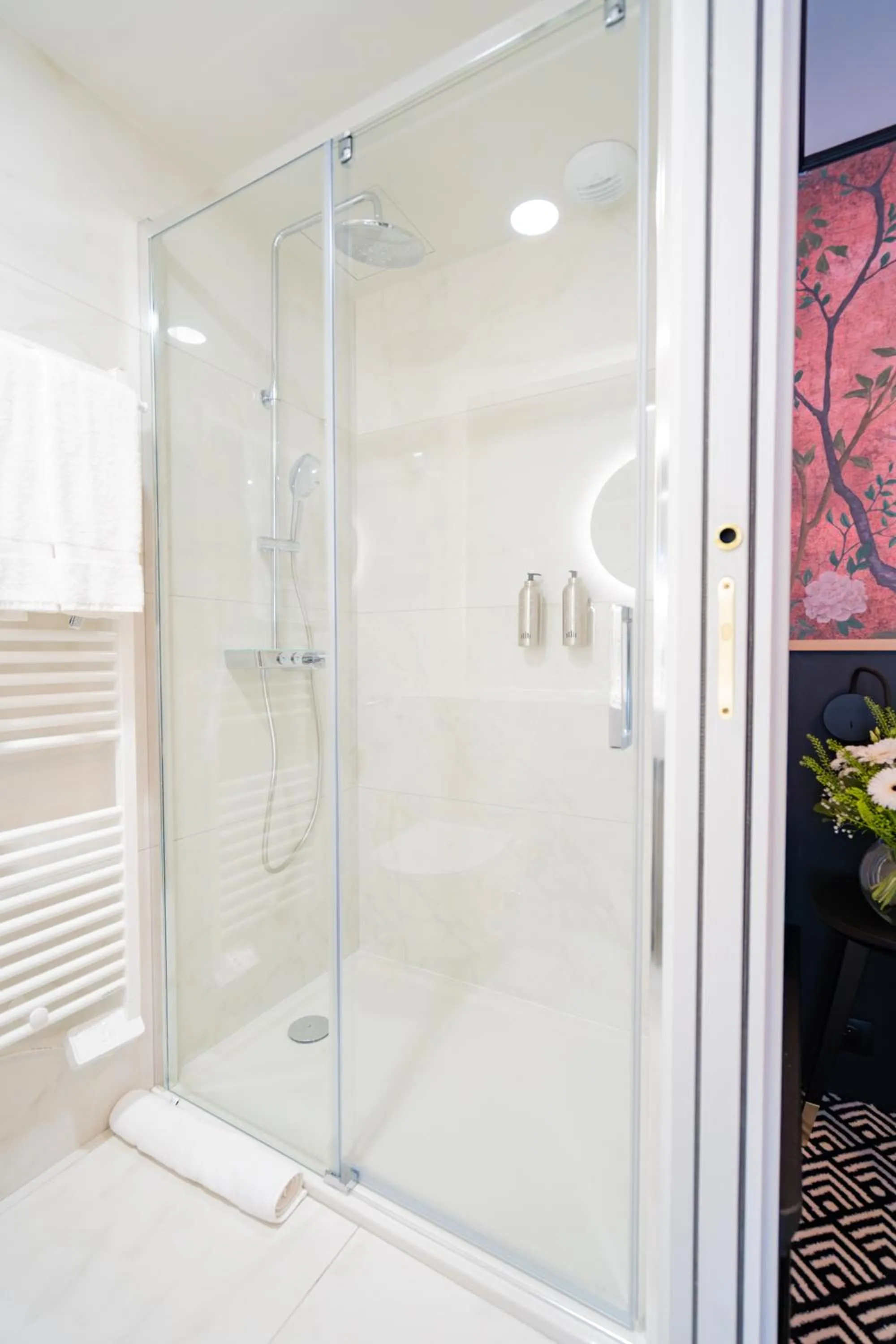 Shower in Hôtel et Restaurant Le Regina