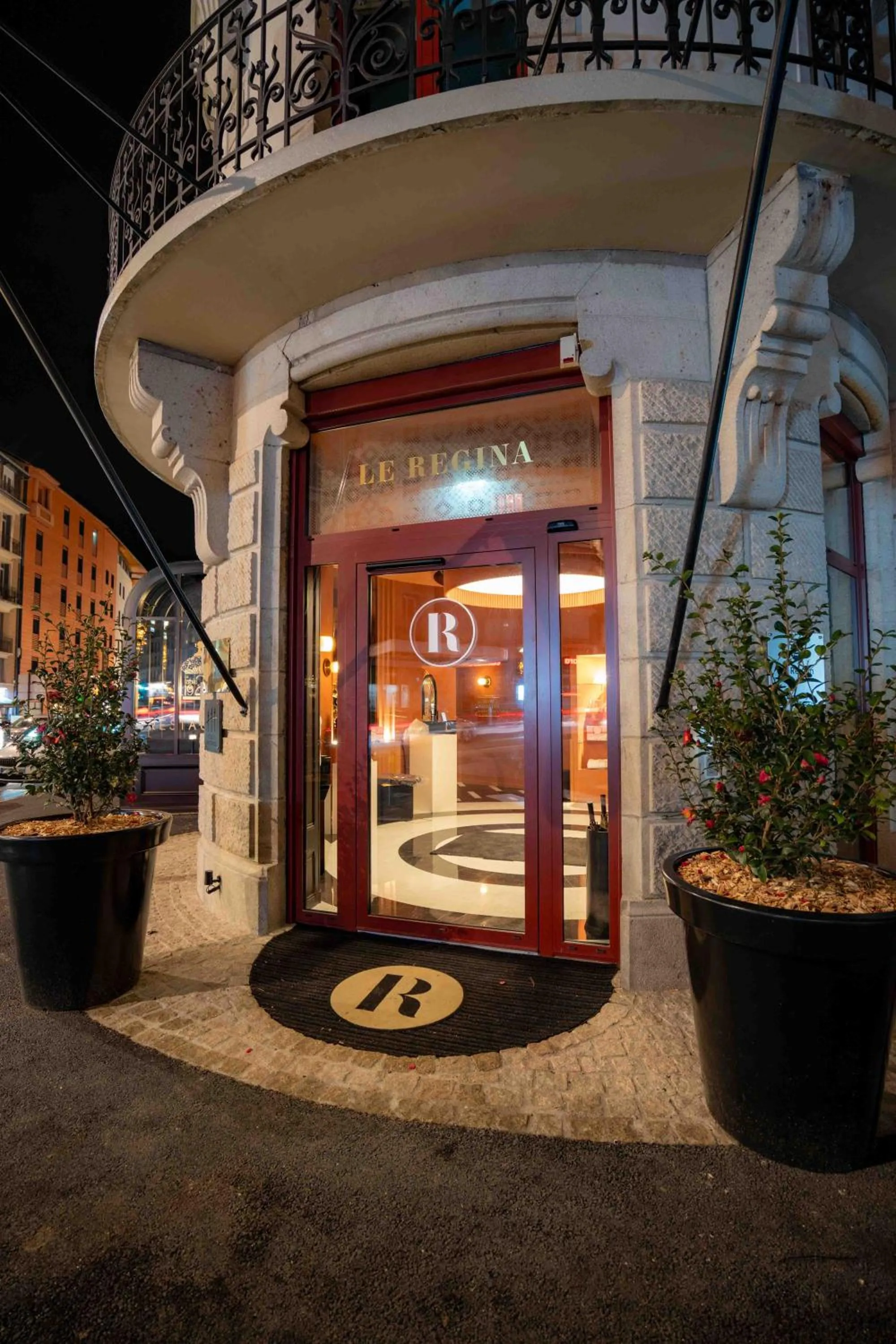 Property building in Hôtel et Restaurant Le Regina