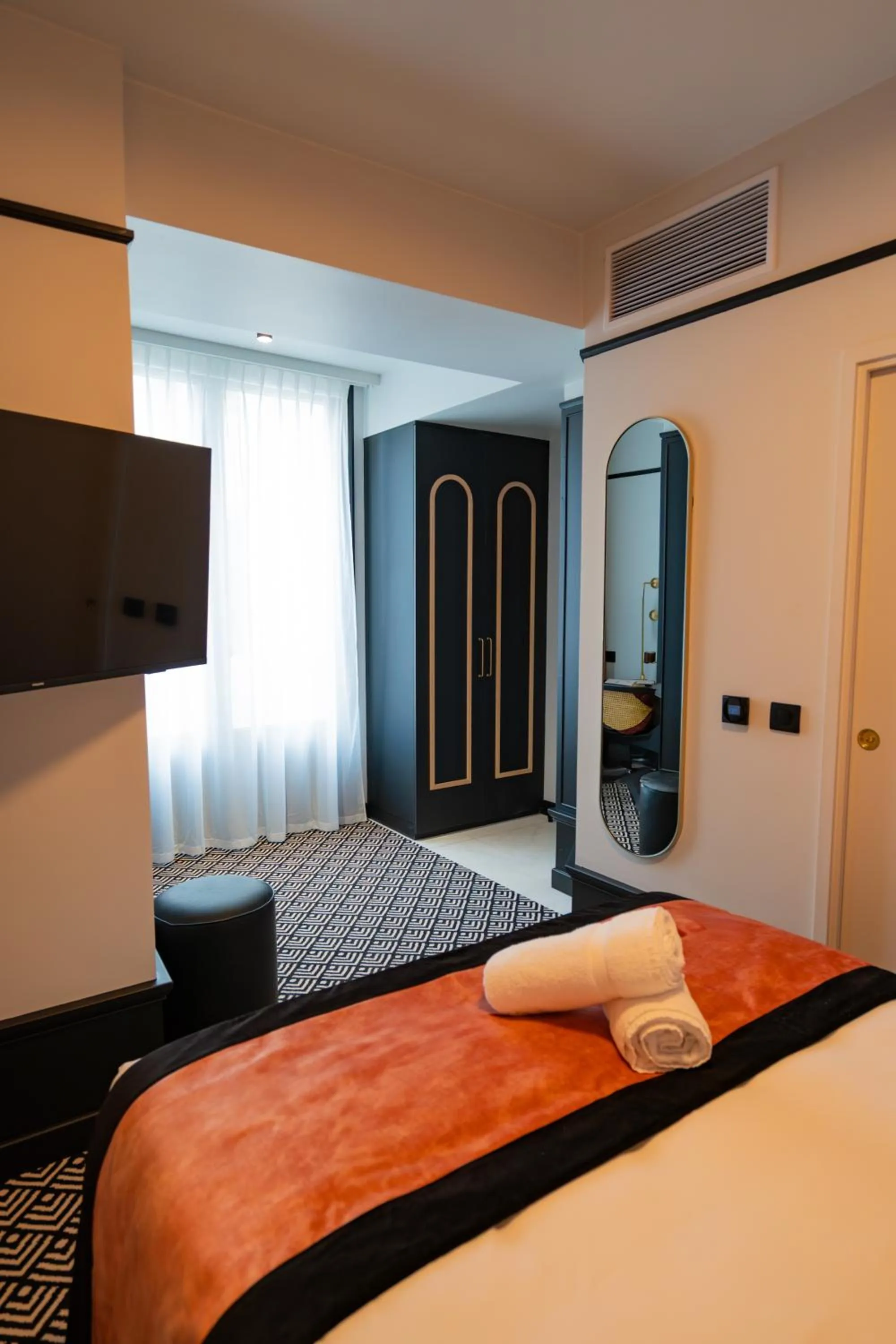 Bedroom, Bed in Hôtel et Restaurant Le Regina