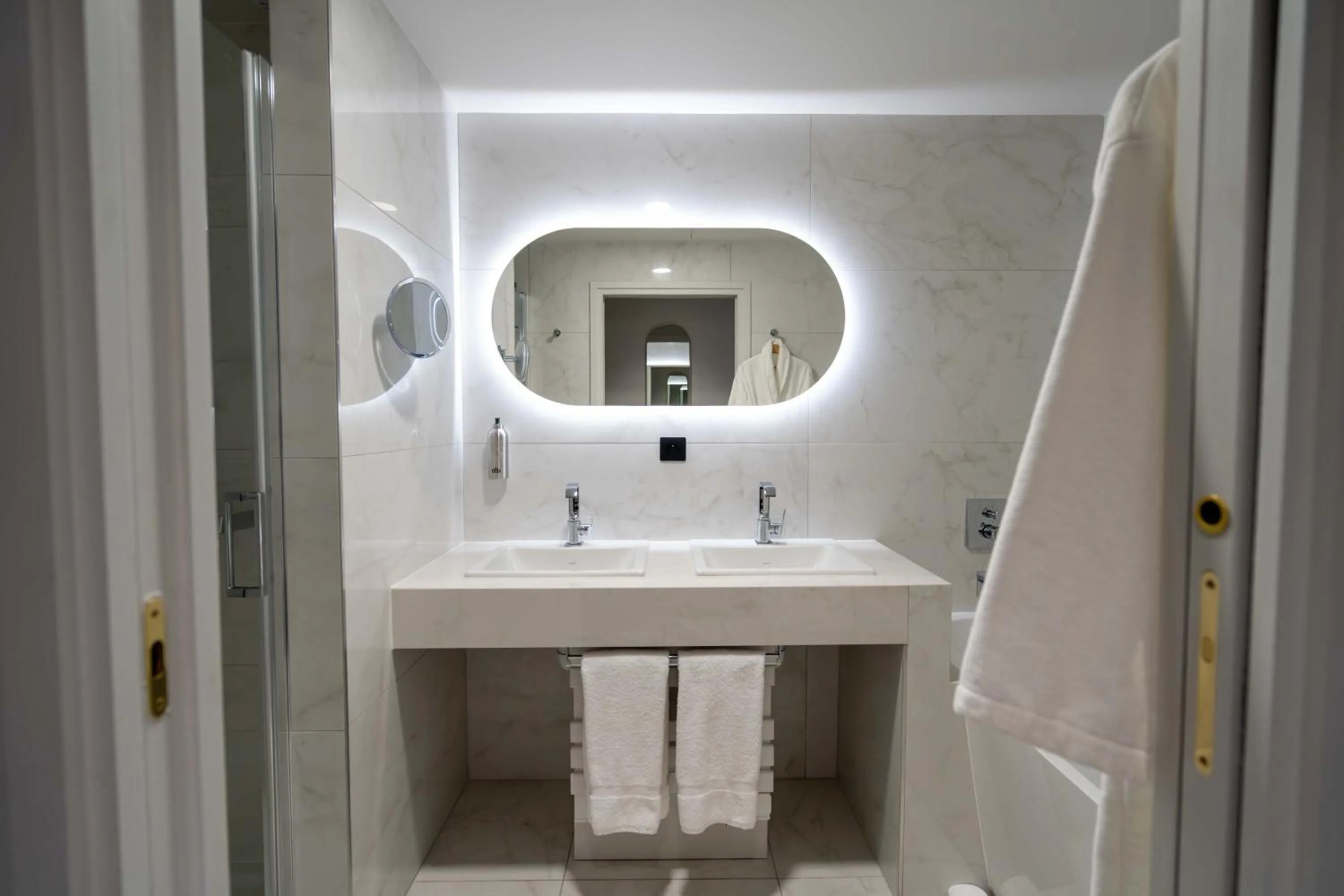 Shower in Hôtel et Restaurant Le Regina