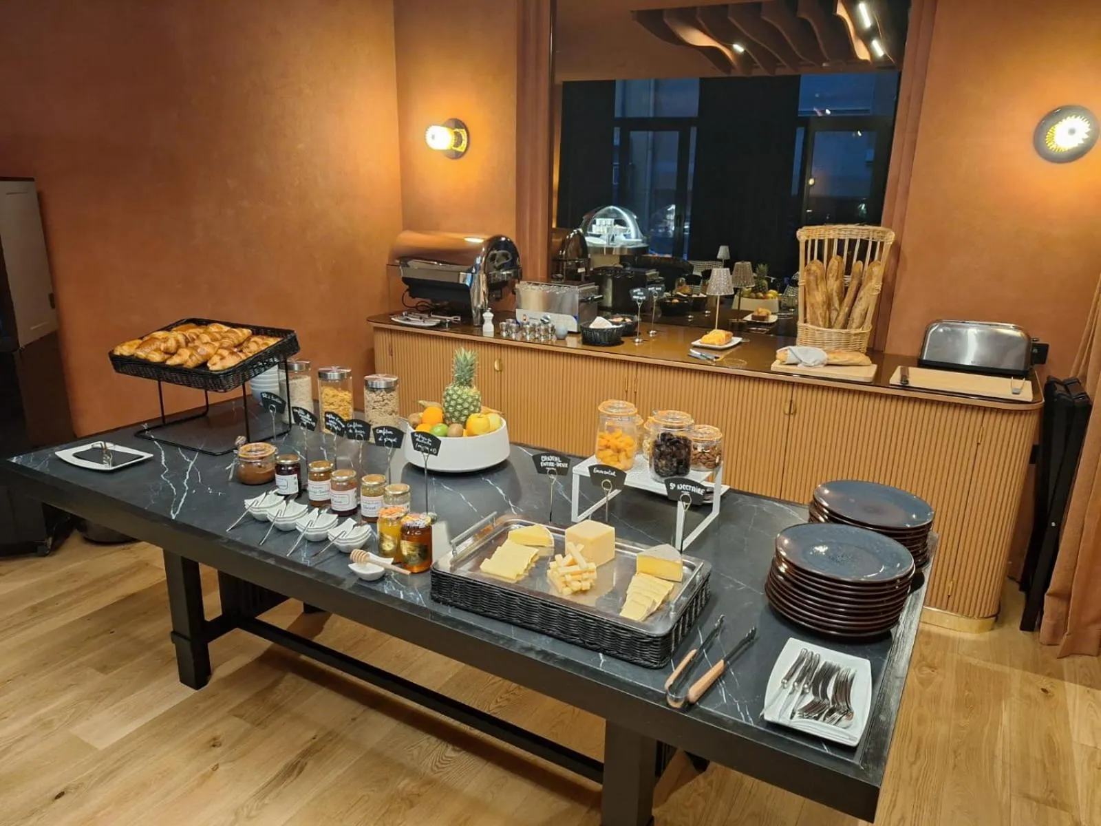 Breakfast in Hôtel et Restaurant Le Regina