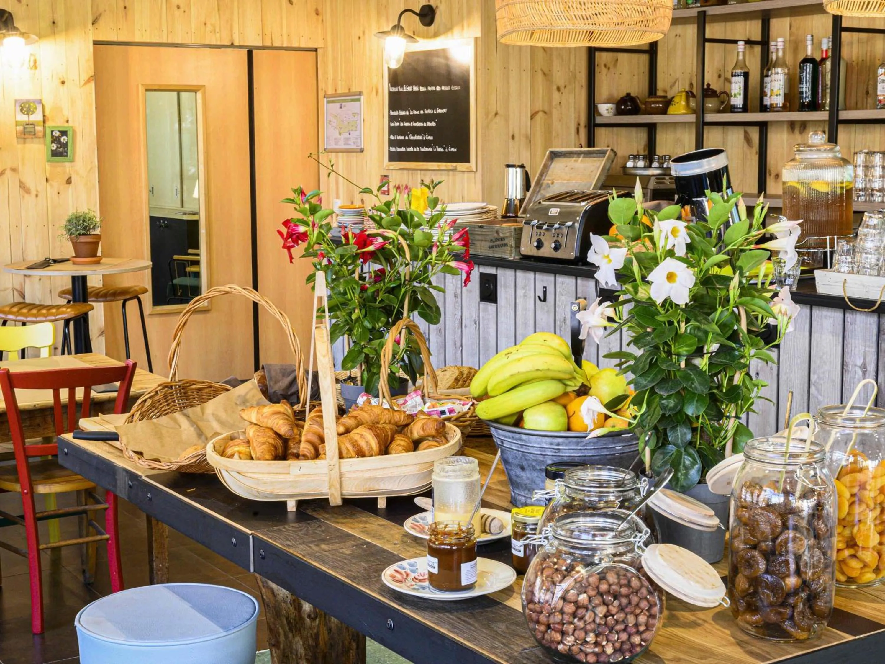 Breakfast in Greet Hotel Evreux Centre - Route de Normandie by Accor