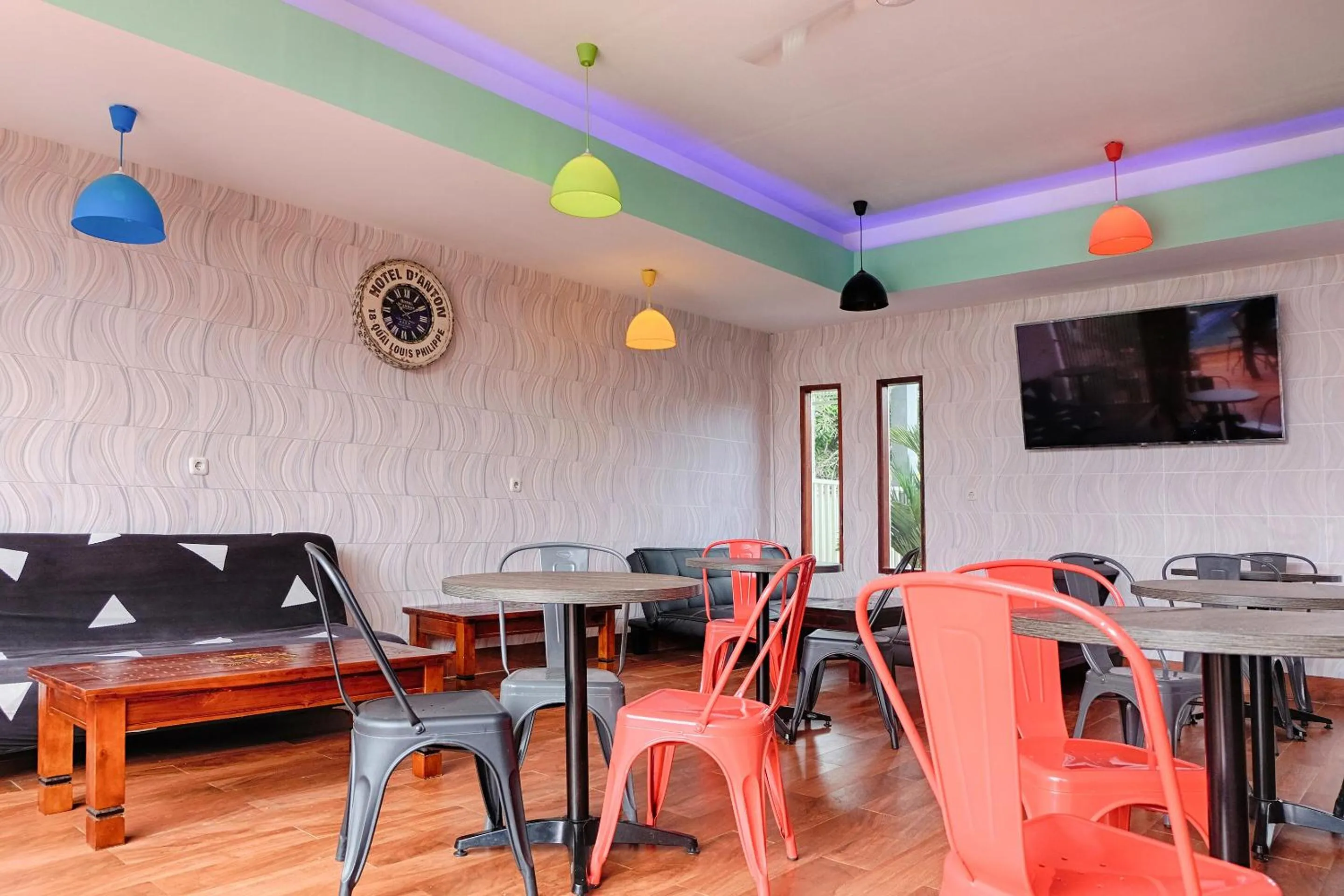 Dining area in Hotel O Jinan Makassar