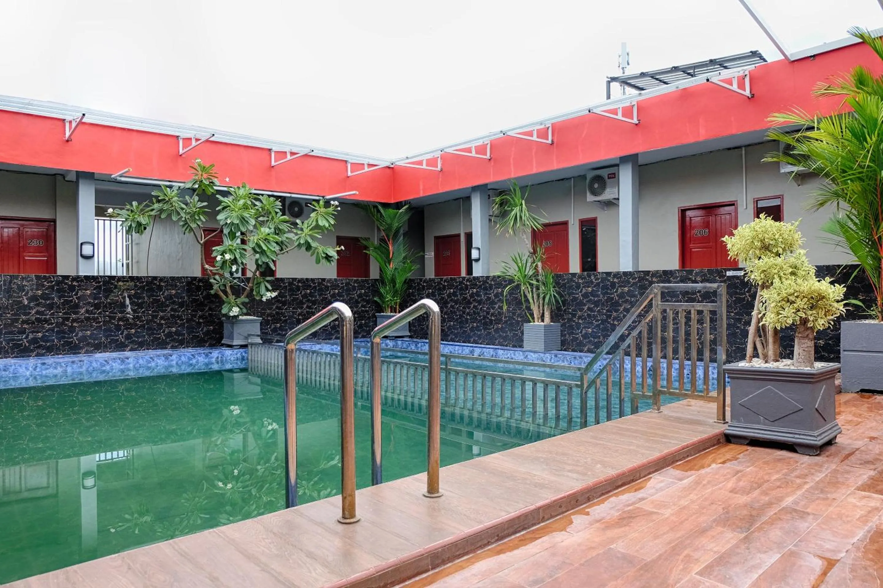 Swimming pool in Hotel O Jinan Makassar