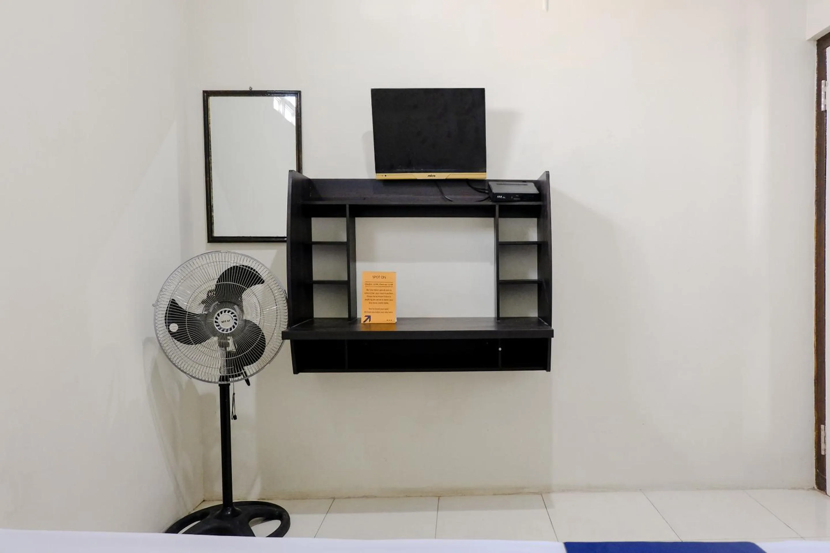 TV and multimedia in SPOT ON 2723 Gatsu Kost