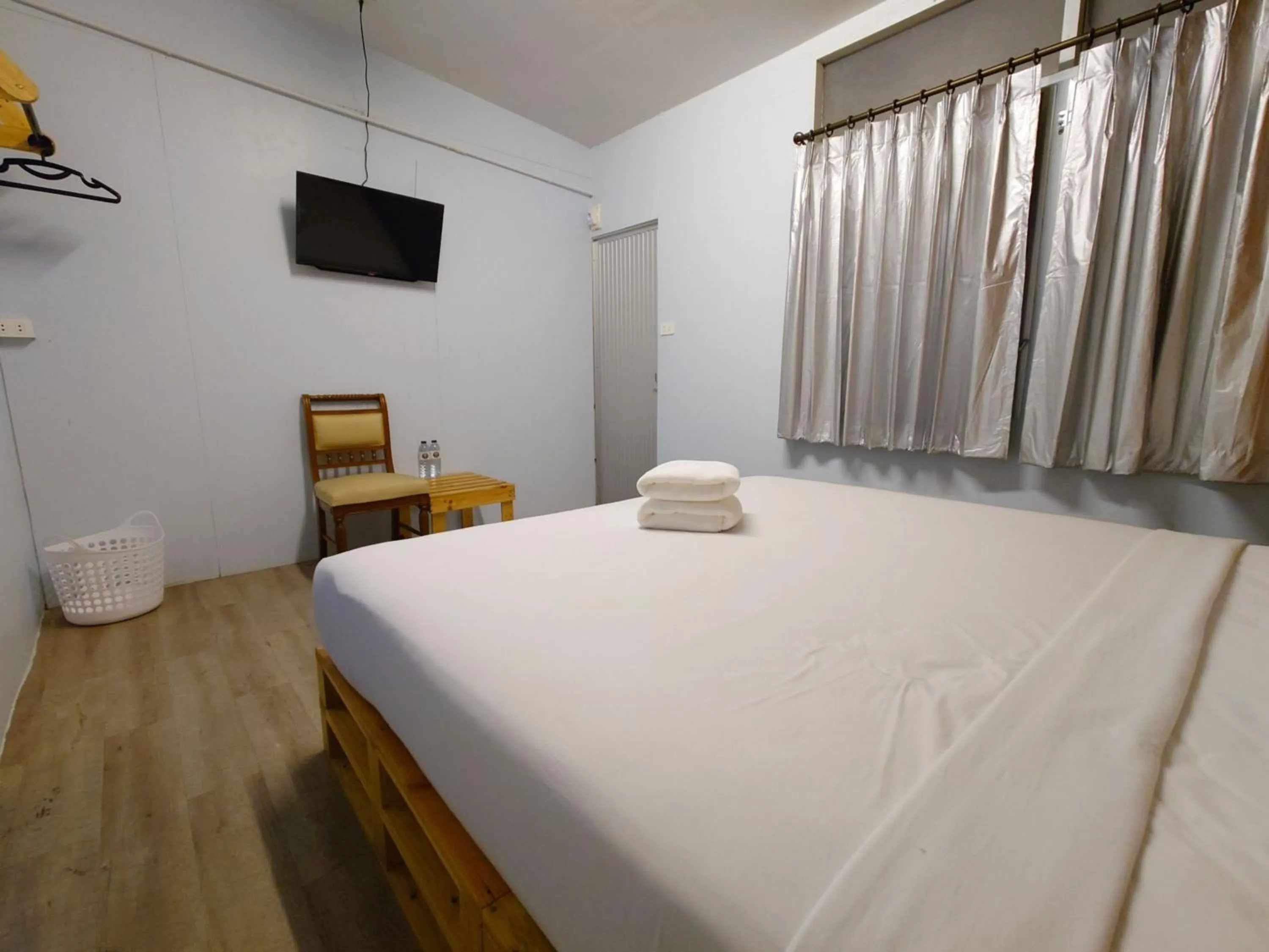 Photo of the whole room, Bed in Baan Kim Lian SHA