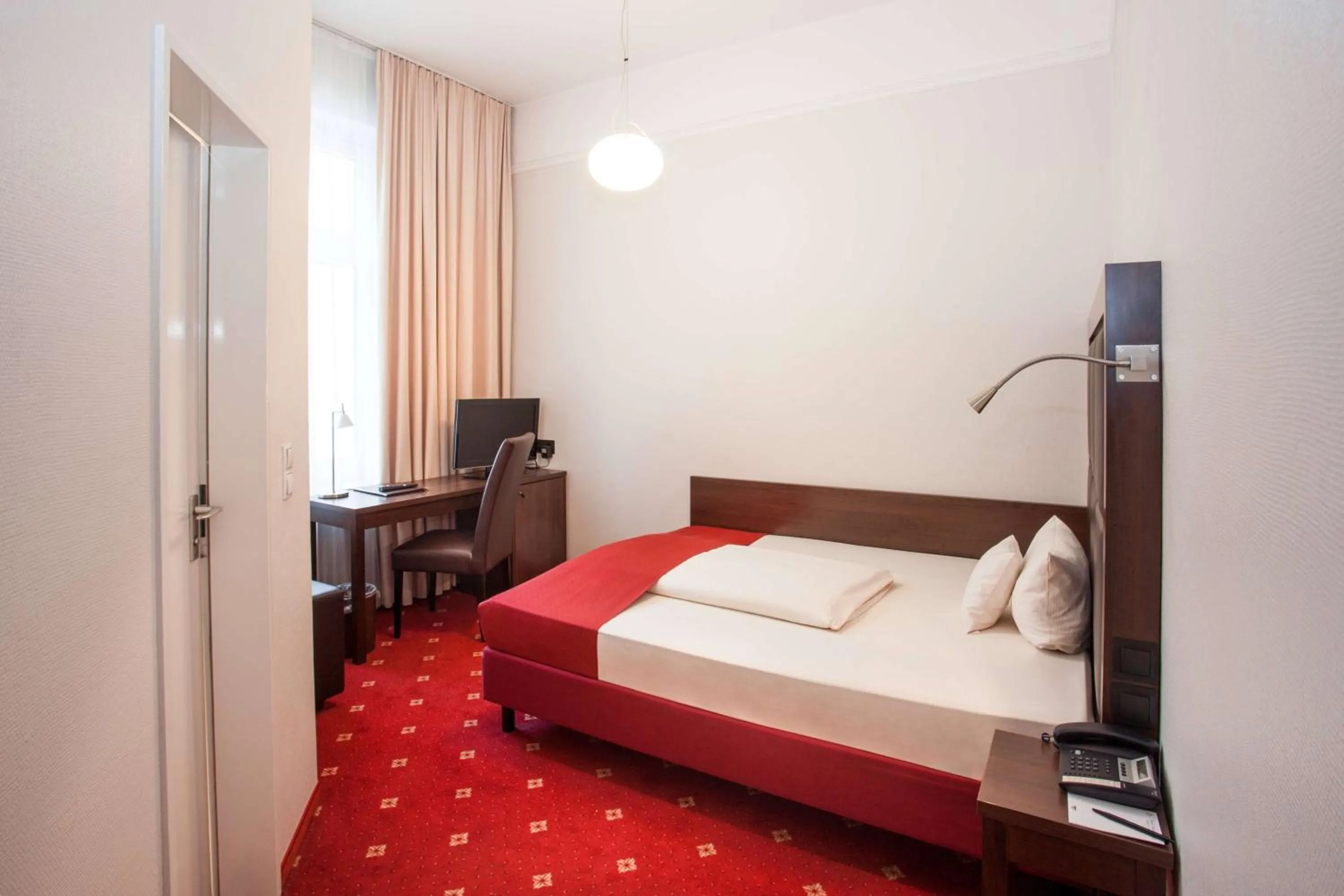 Photo of the whole room, Bed in Centro Hotel National Frankfurt City, Trademark Collection by Wyndham