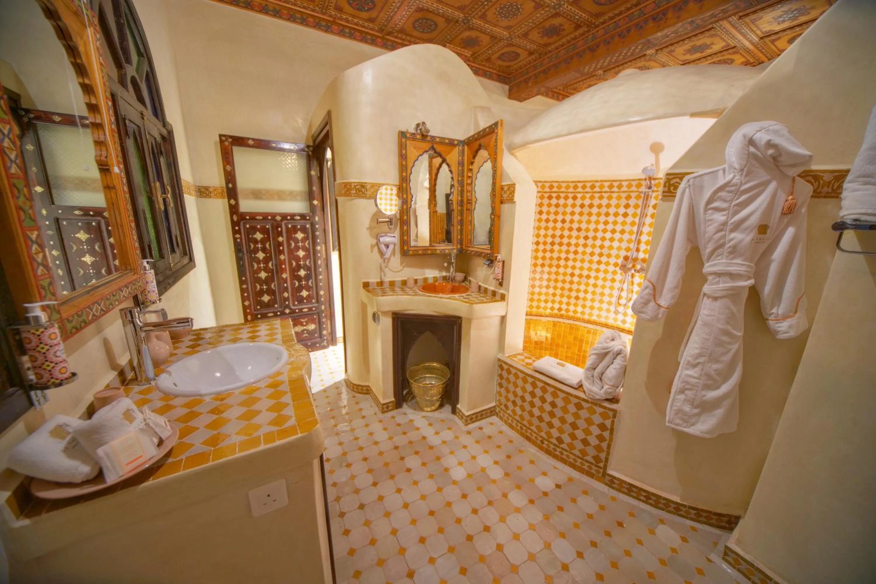 Bathroom, Bed in OZ Palace Ouarzazate & SPA