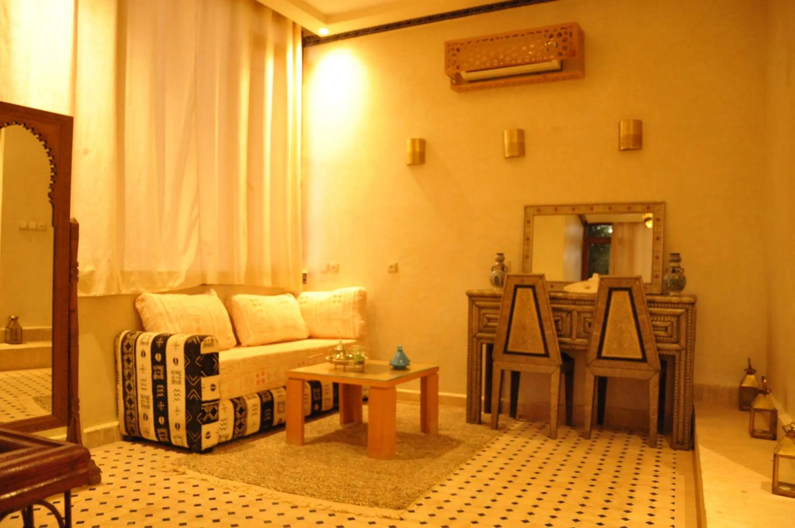 Seating area, Bed in OZ Palace Ouarzazate & SPA