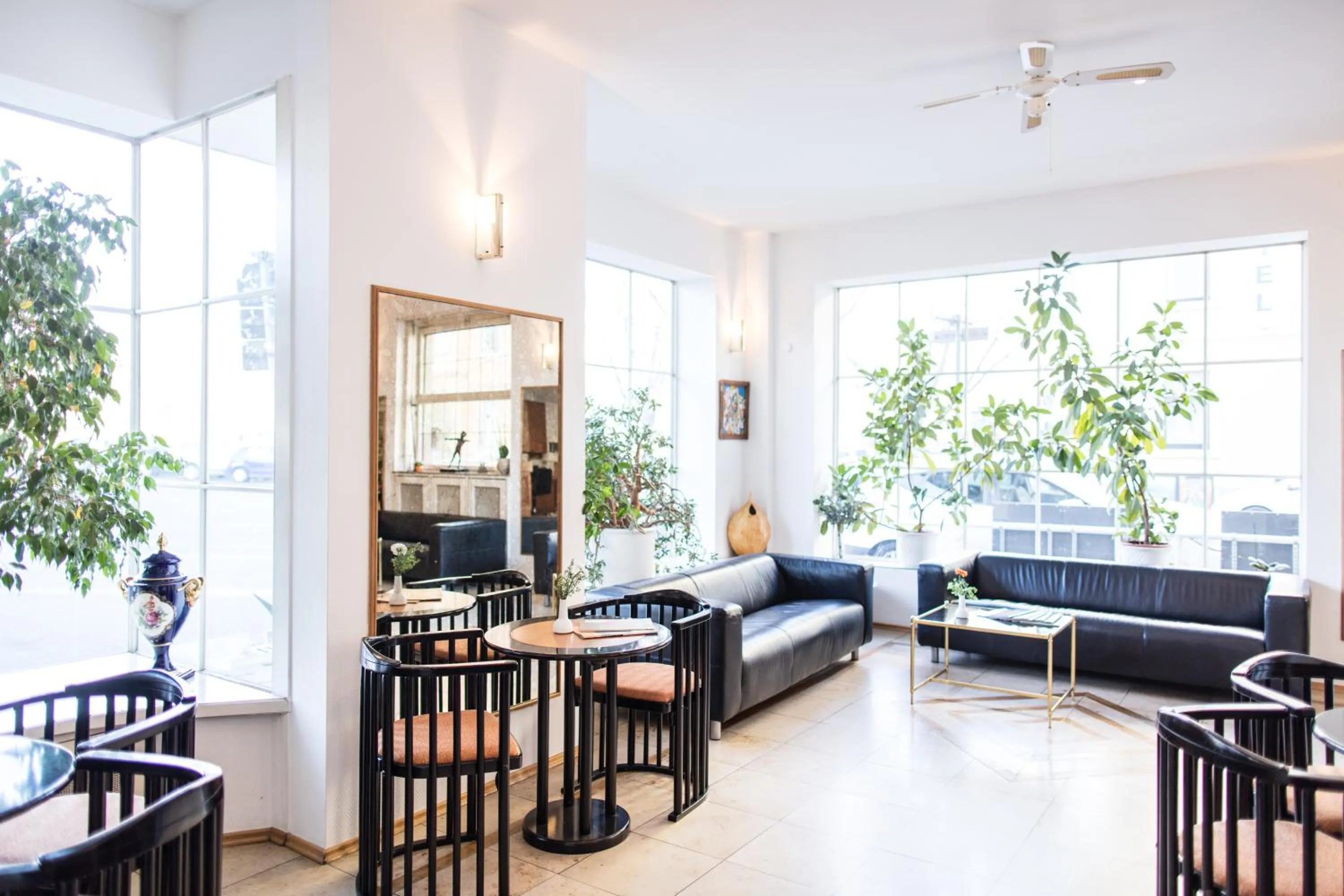 Communal lounge/ TV room in Hotel Central Hauptbahnhof