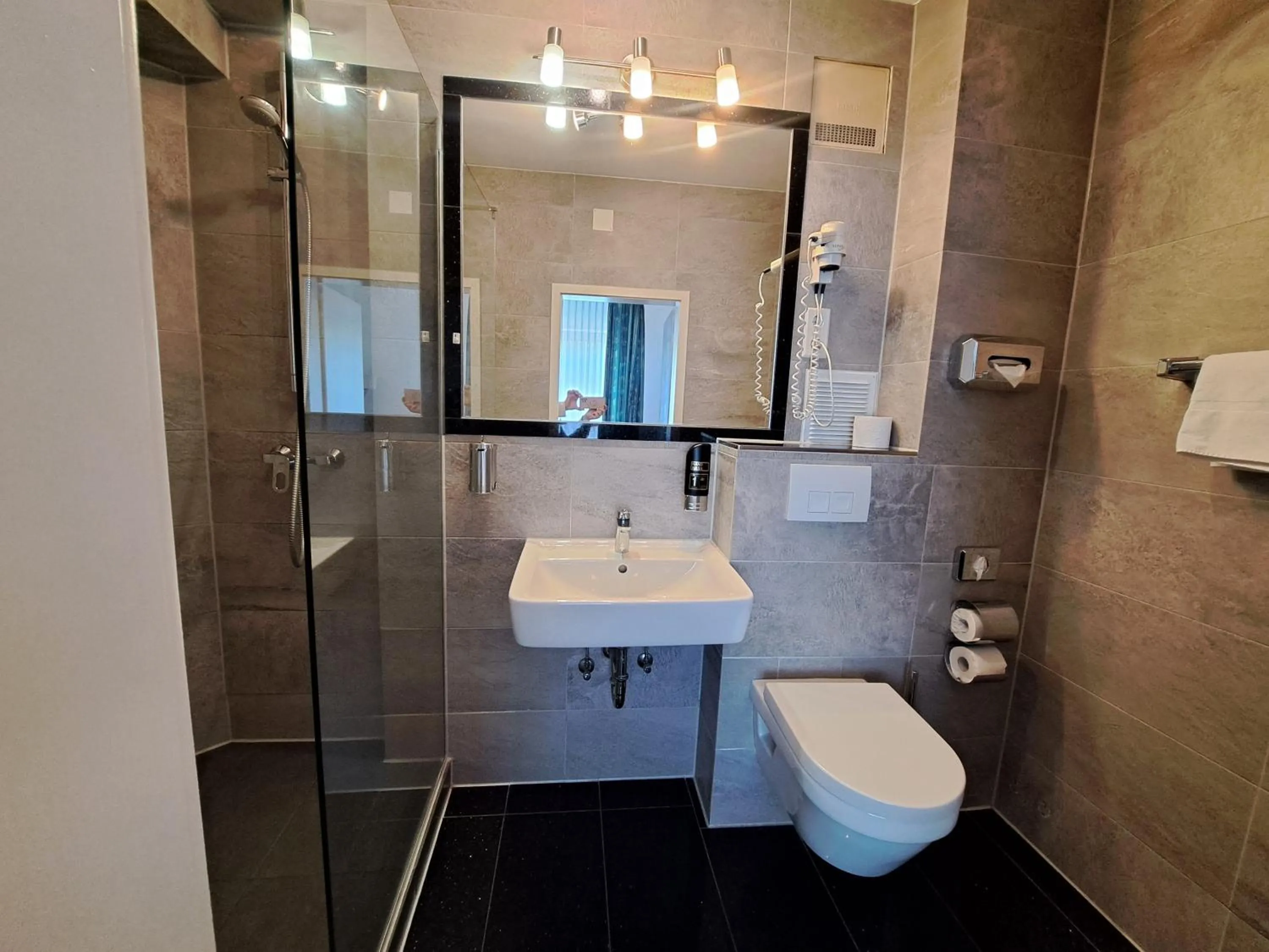 Toilet in Hotel Central Hauptbahnhof