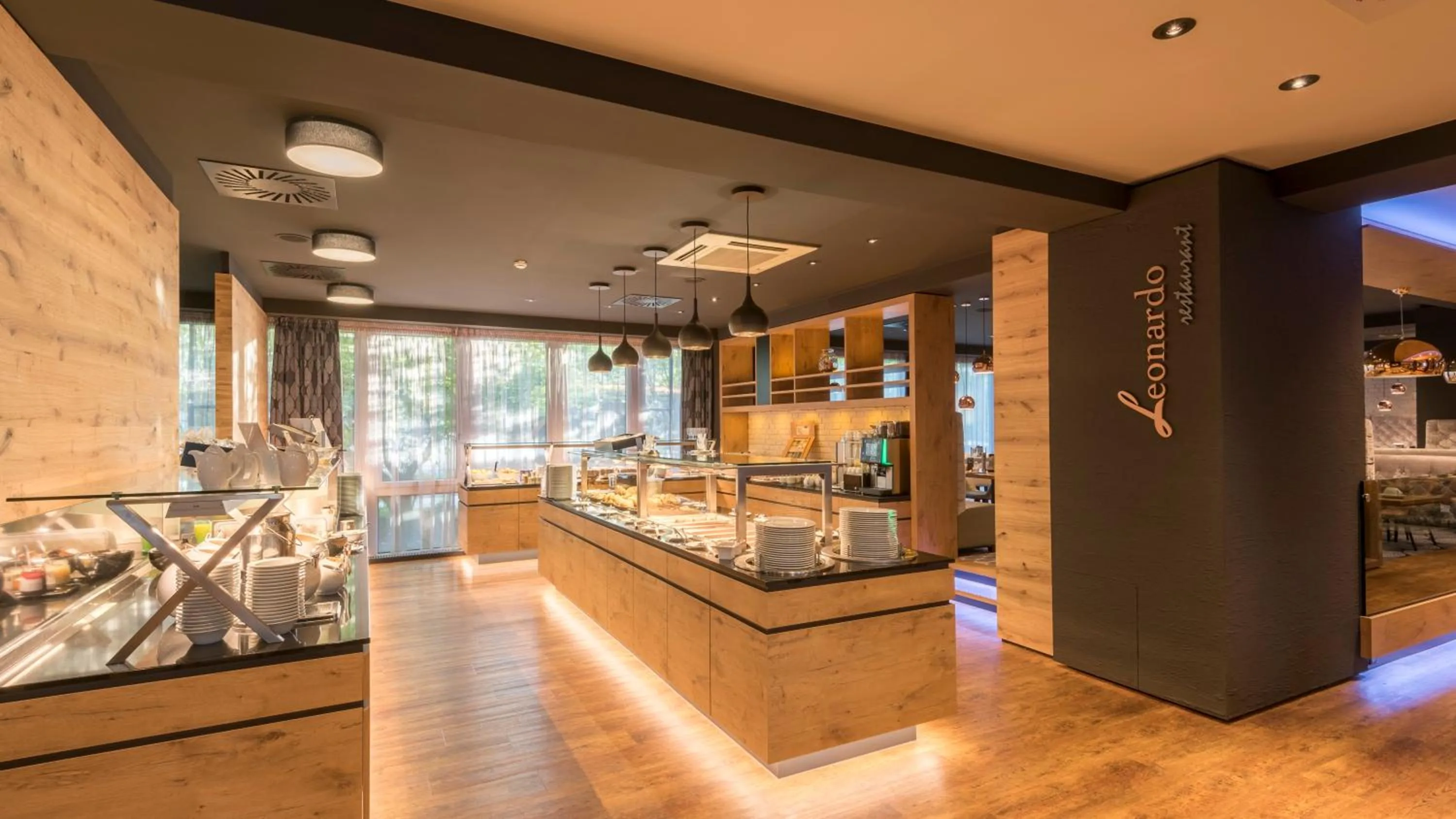 Restaurant/places to eat in Holiday Inn Munich Unterhaching by IHG