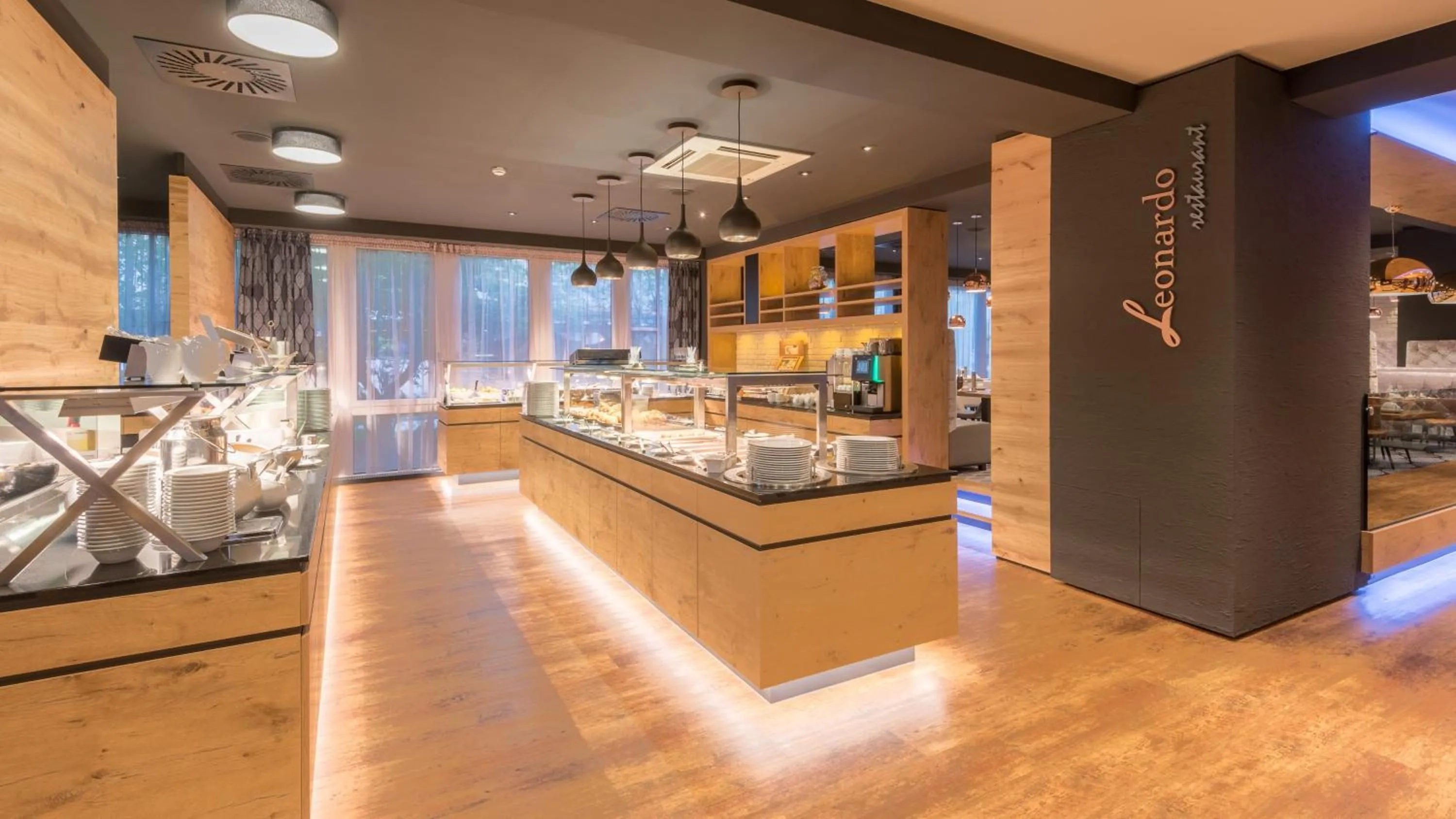 Restaurant/places to eat in Holiday Inn Munich Unterhaching by IHG