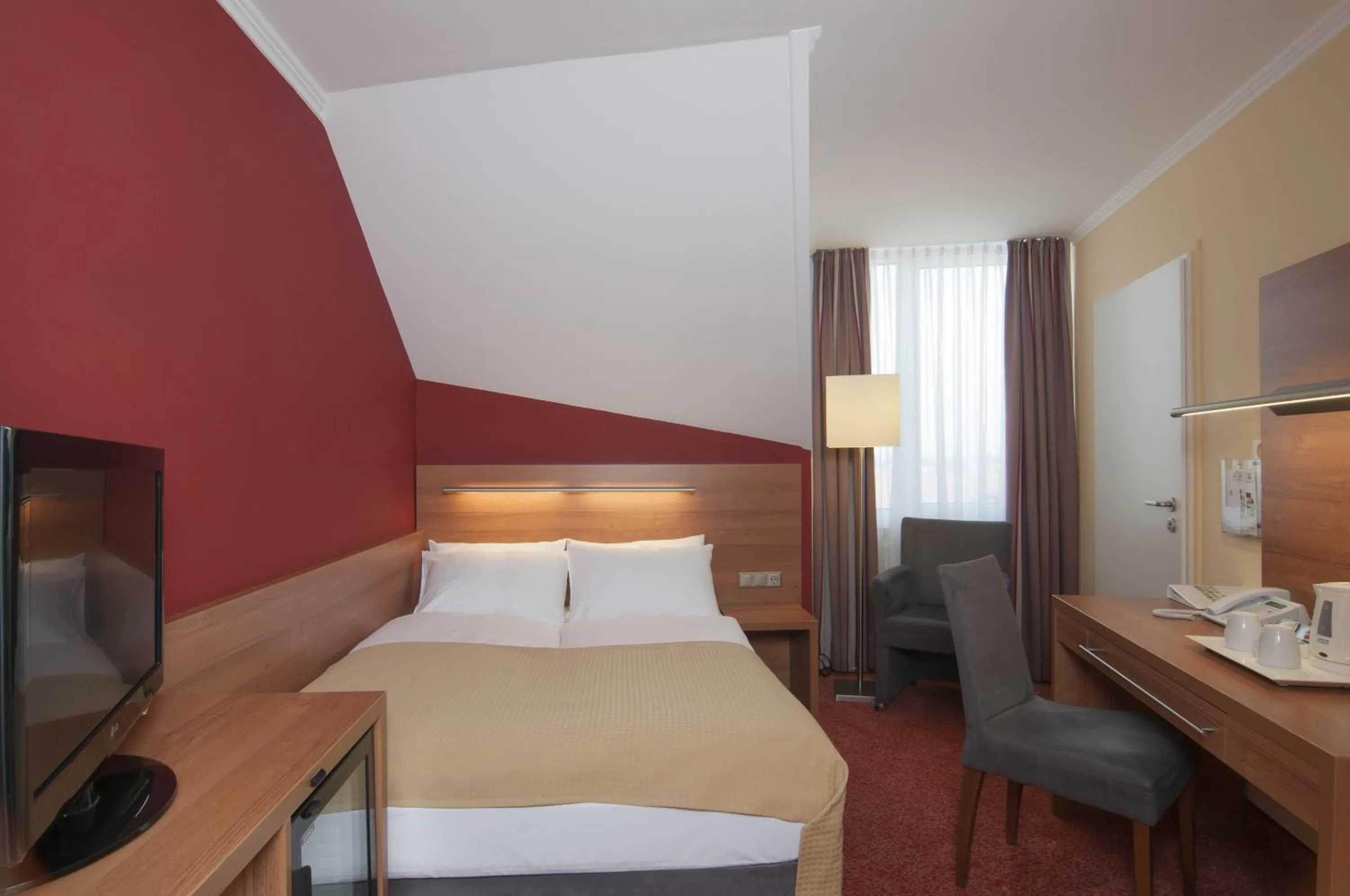 Photo of the whole room, Bed in Holiday Inn Munich Unterhaching by IHG