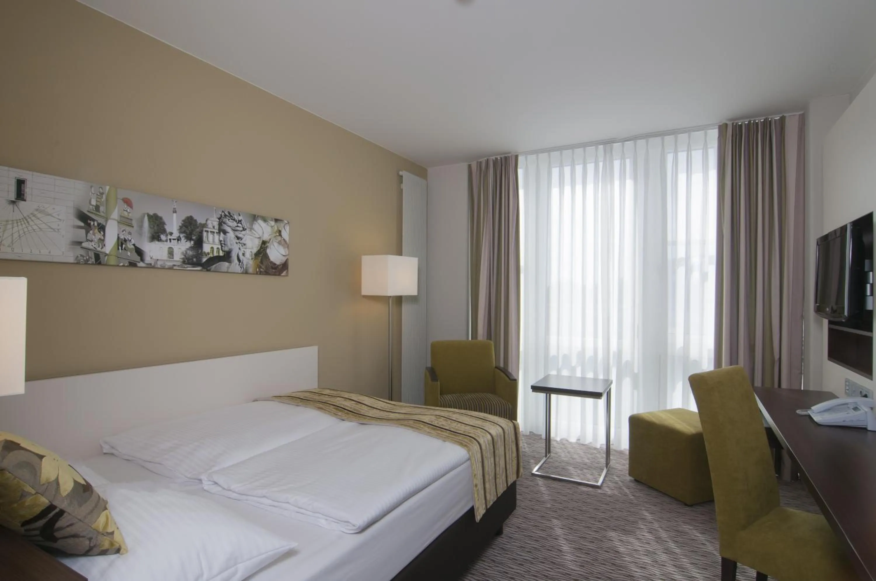 Photo of the whole room, Bed in Holiday Inn Munich Unterhaching by IHG