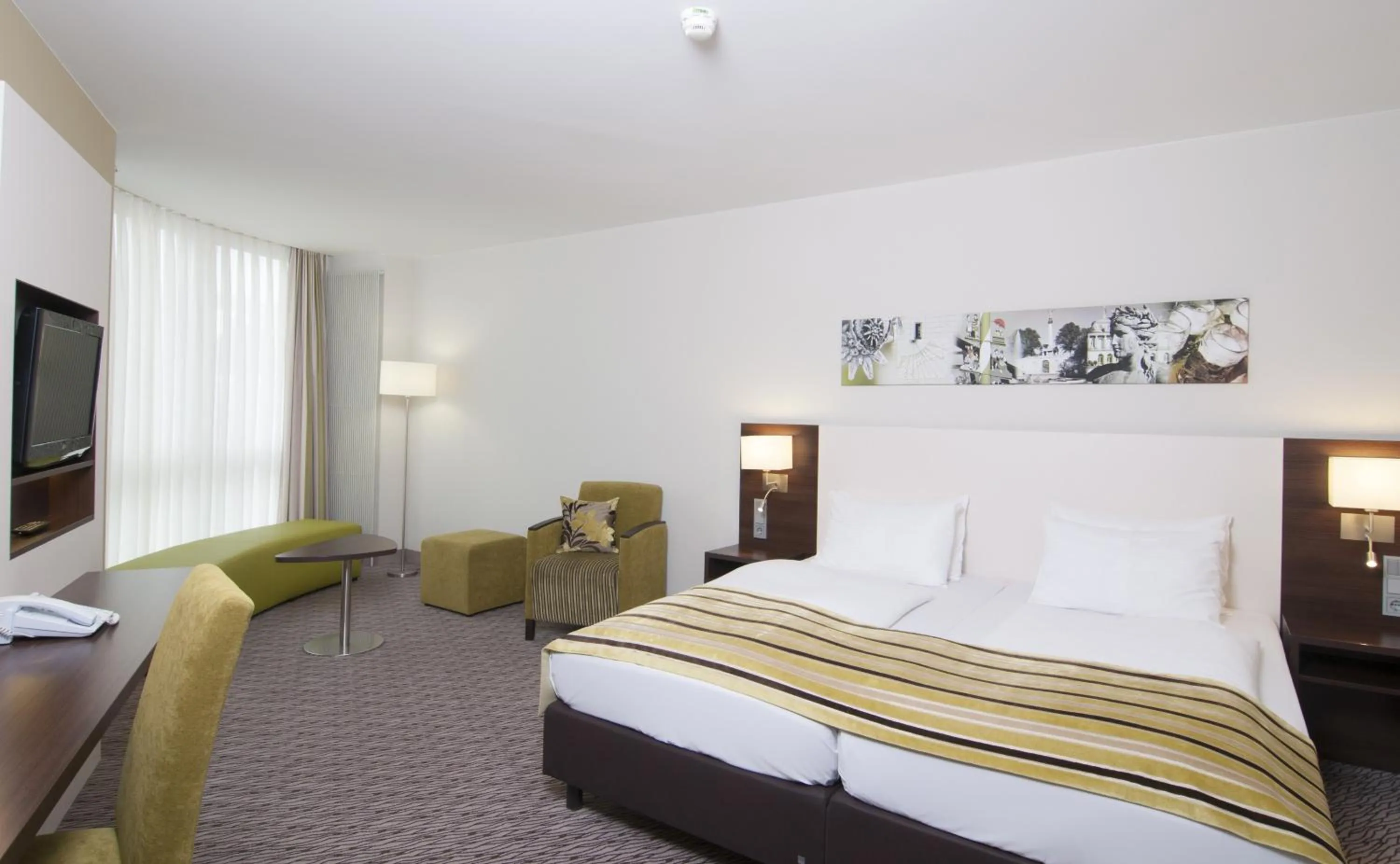 Photo of the whole room, Bed in Holiday Inn Munich Unterhaching by IHG
