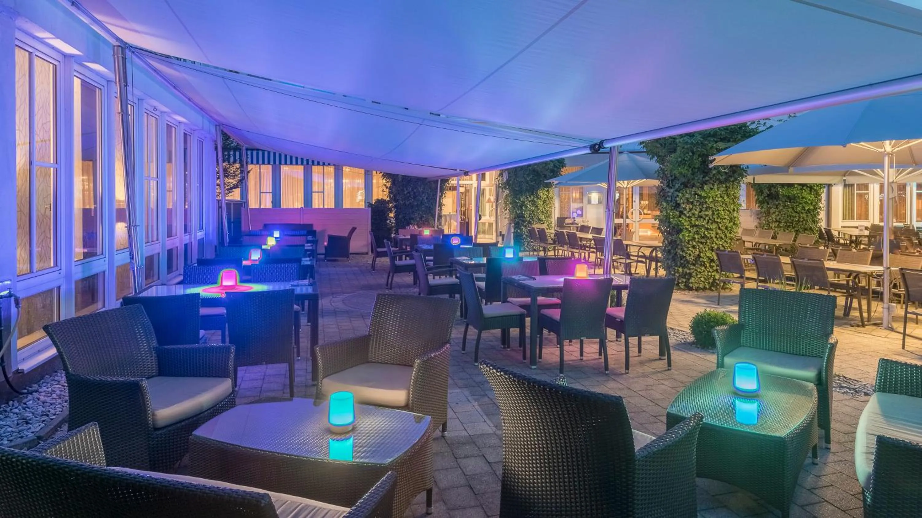 Lounge or bar in Holiday Inn Munich Unterhaching by IHG