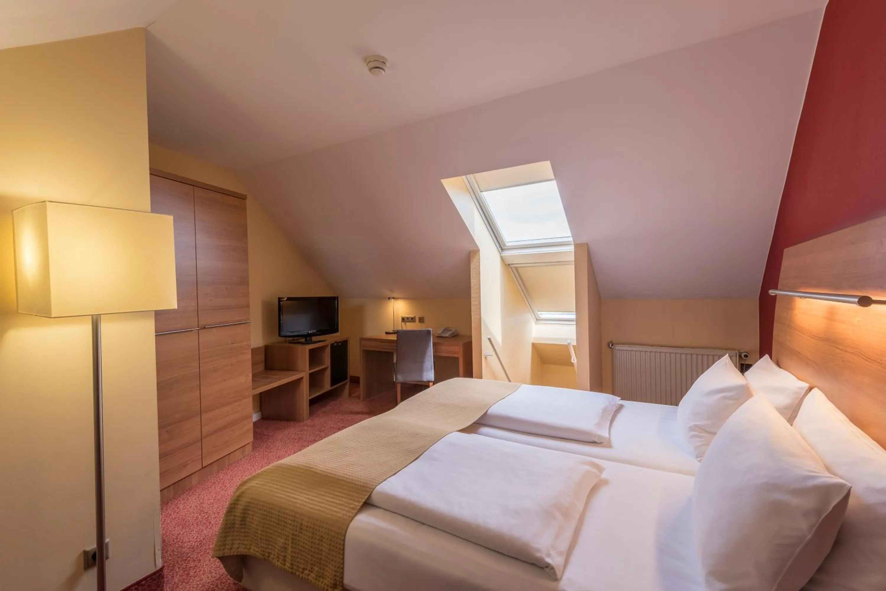 Photo of the whole room, Bed in Holiday Inn Munich Unterhaching by IHG
