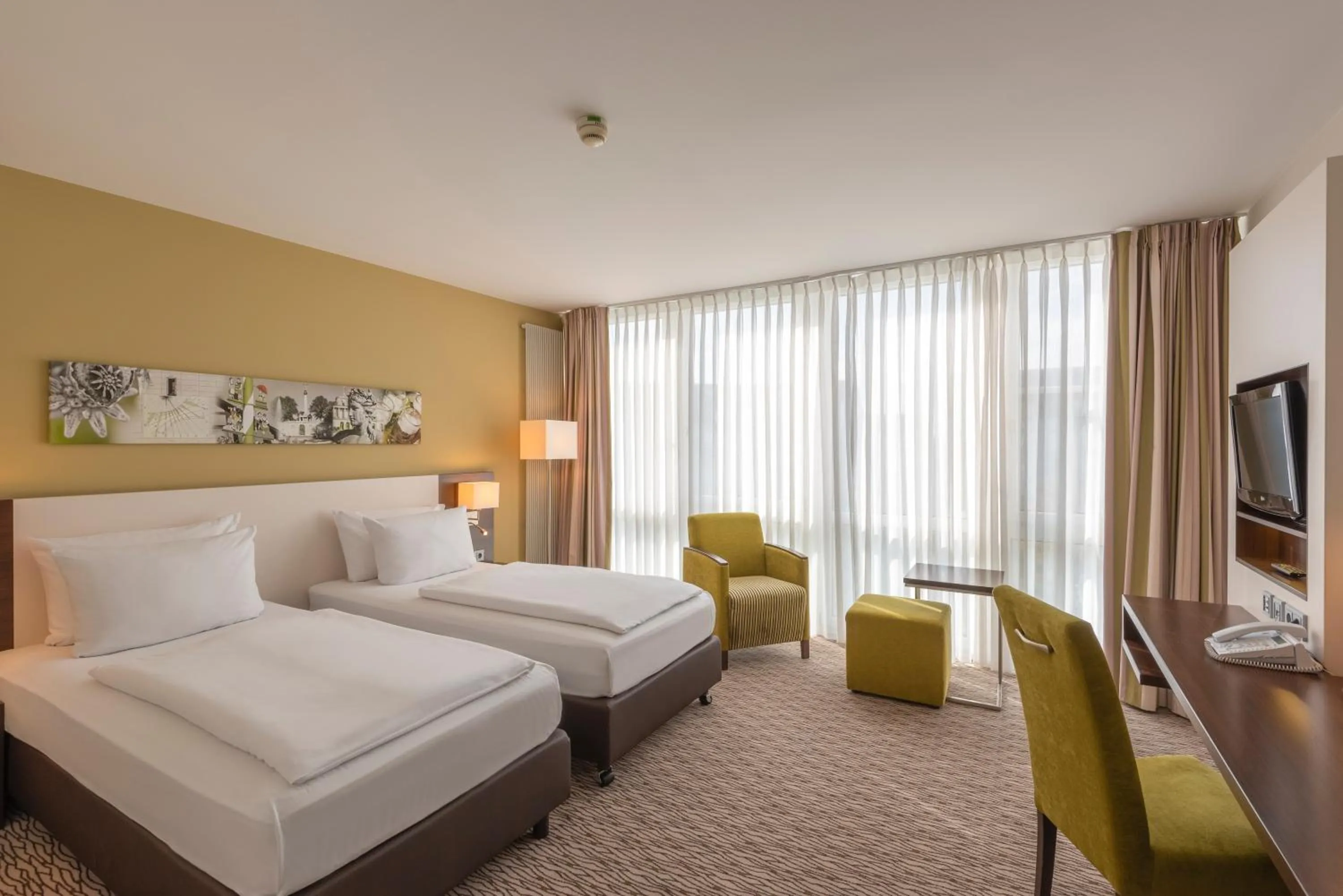 Photo of the whole room, Bed in Holiday Inn Munich Unterhaching by IHG