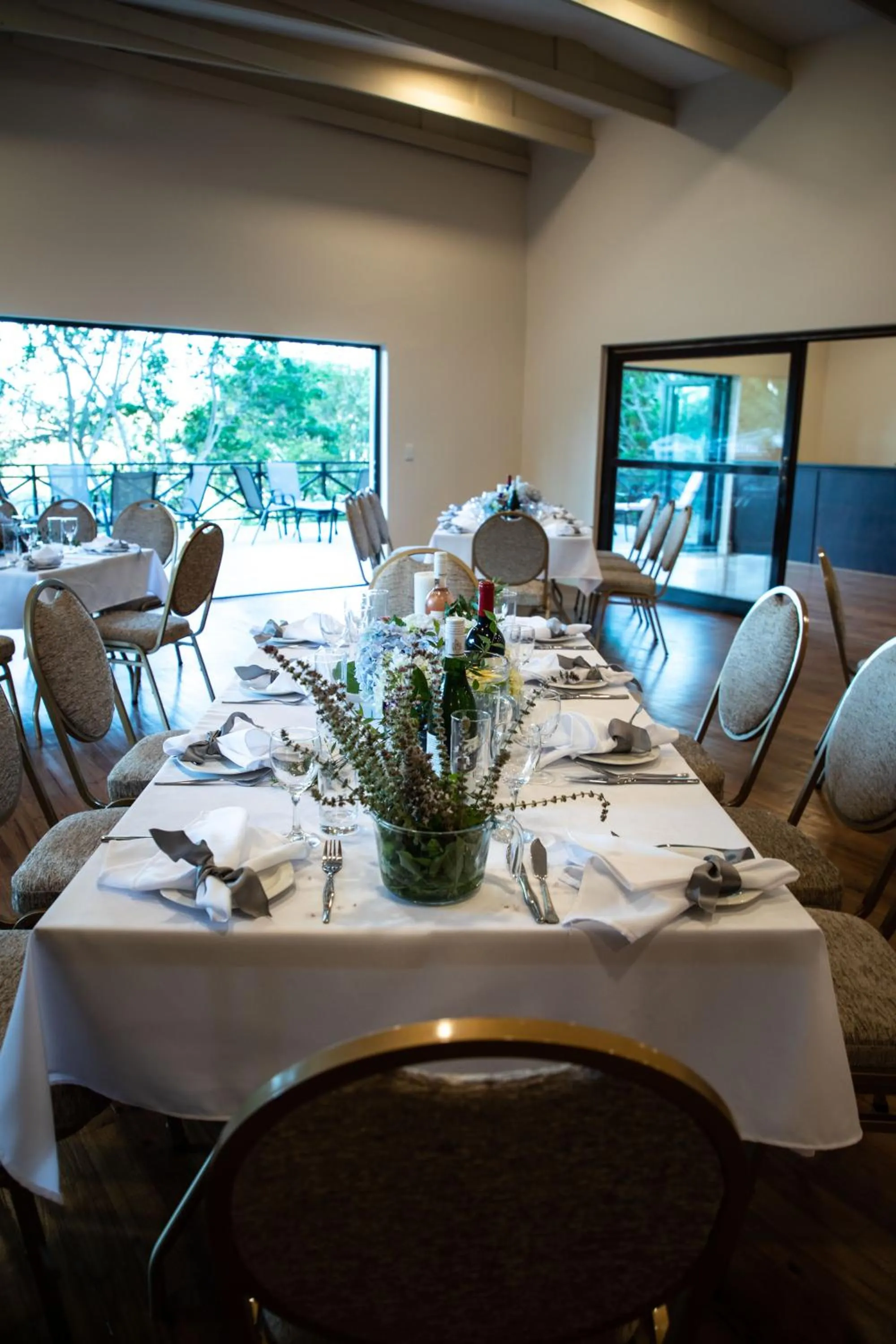 Restaurant/places to eat in Far Hills Country Hotel