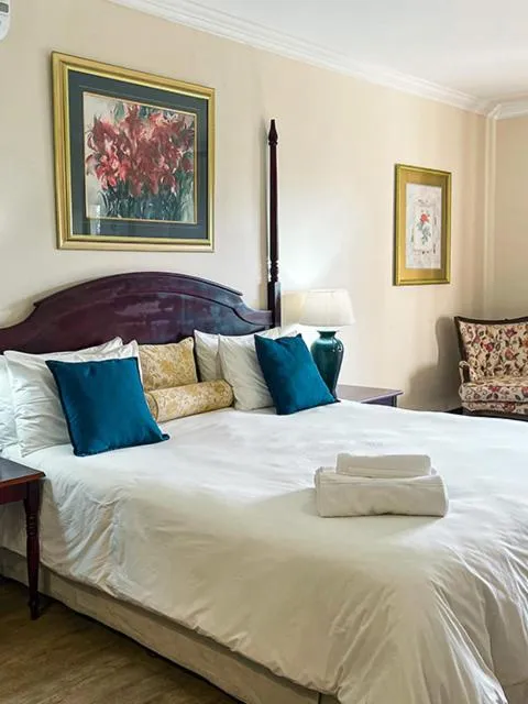 Bed in Far Hills Country Hotel