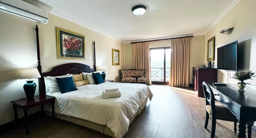 Bed in Far Hills Country Hotel