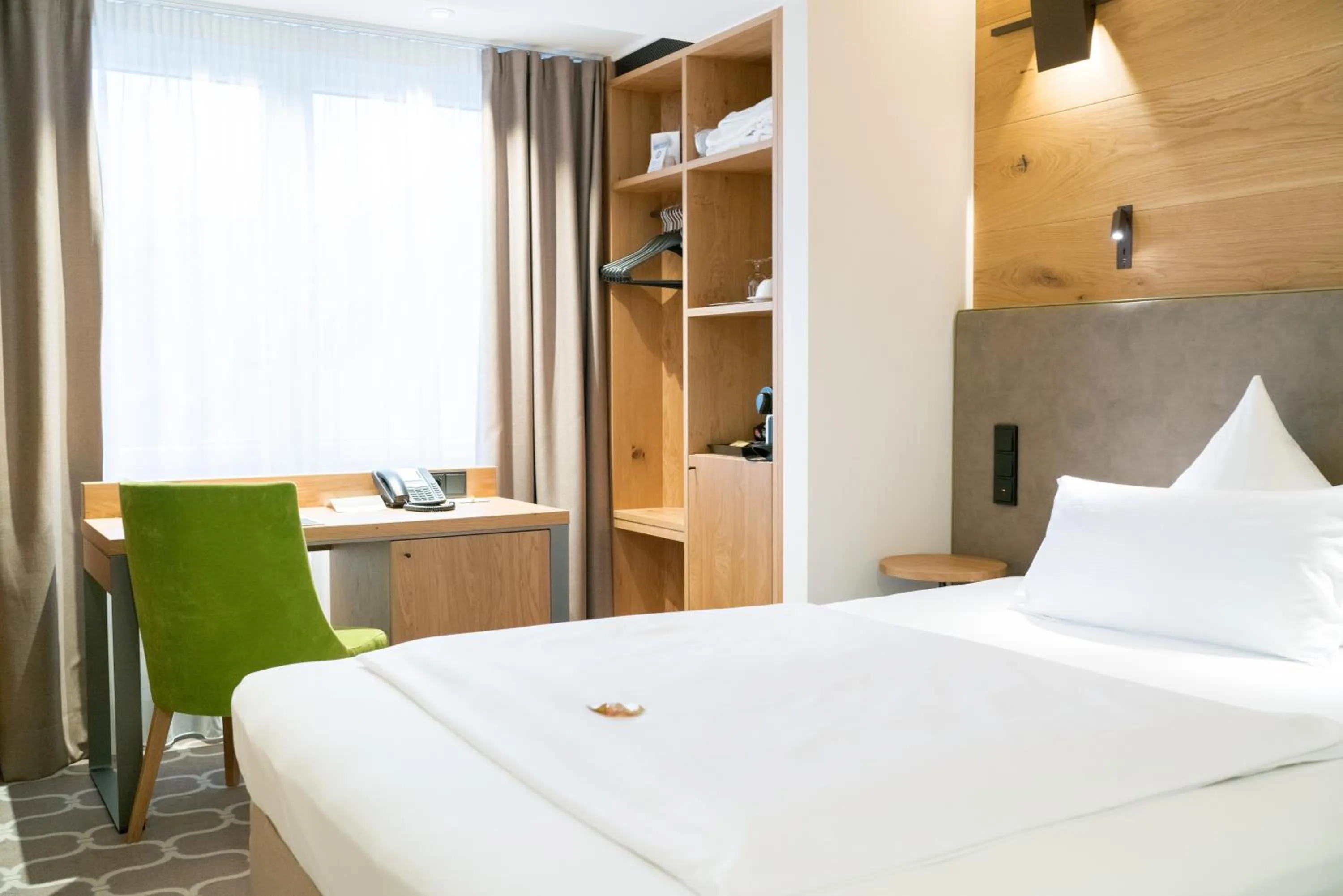 Photo of the whole room, Bed in Olymp Munich