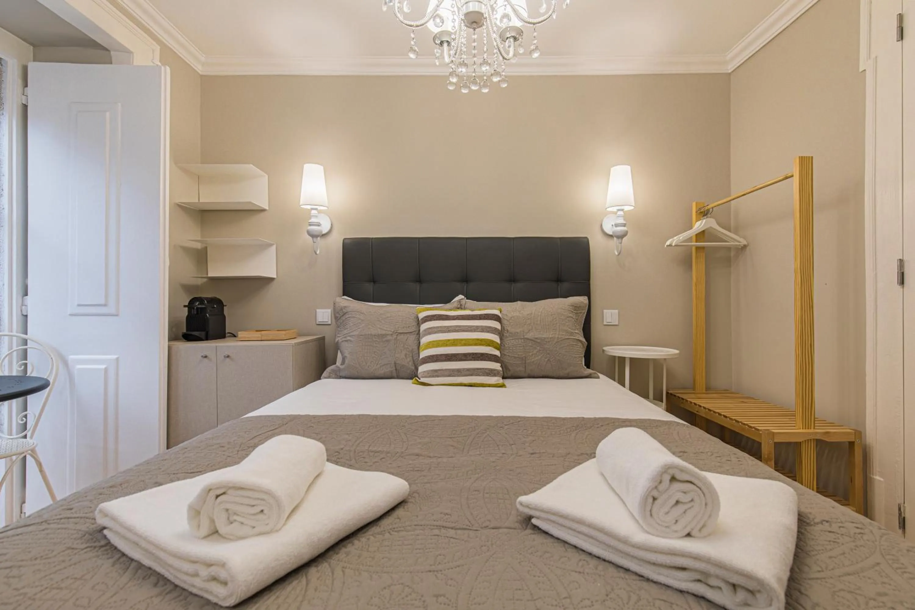 Bedroom, Bed in LovelyStay - Charming Douradoures I