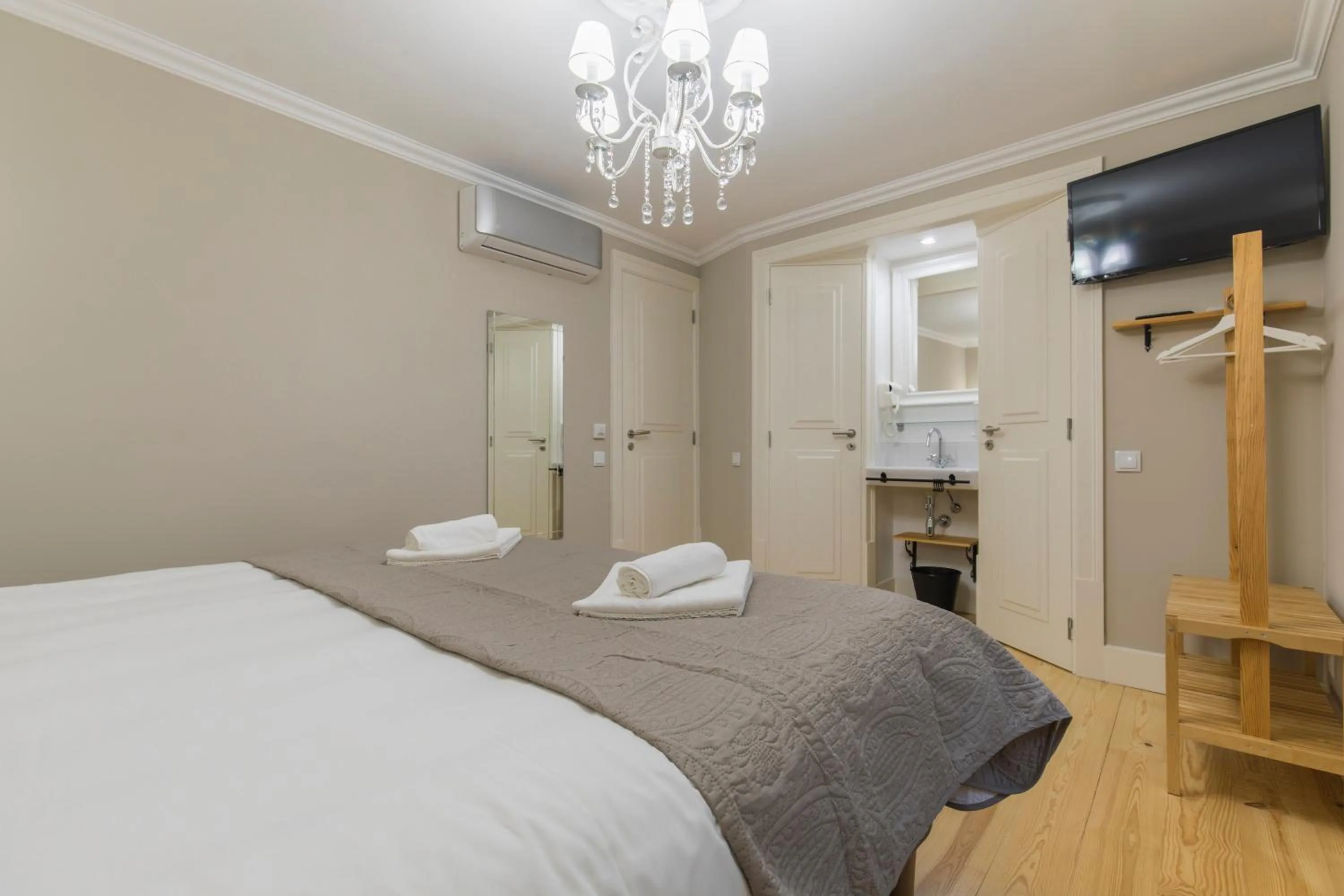 TV and multimedia, Bed in LovelyStay - Charming Douradoures I