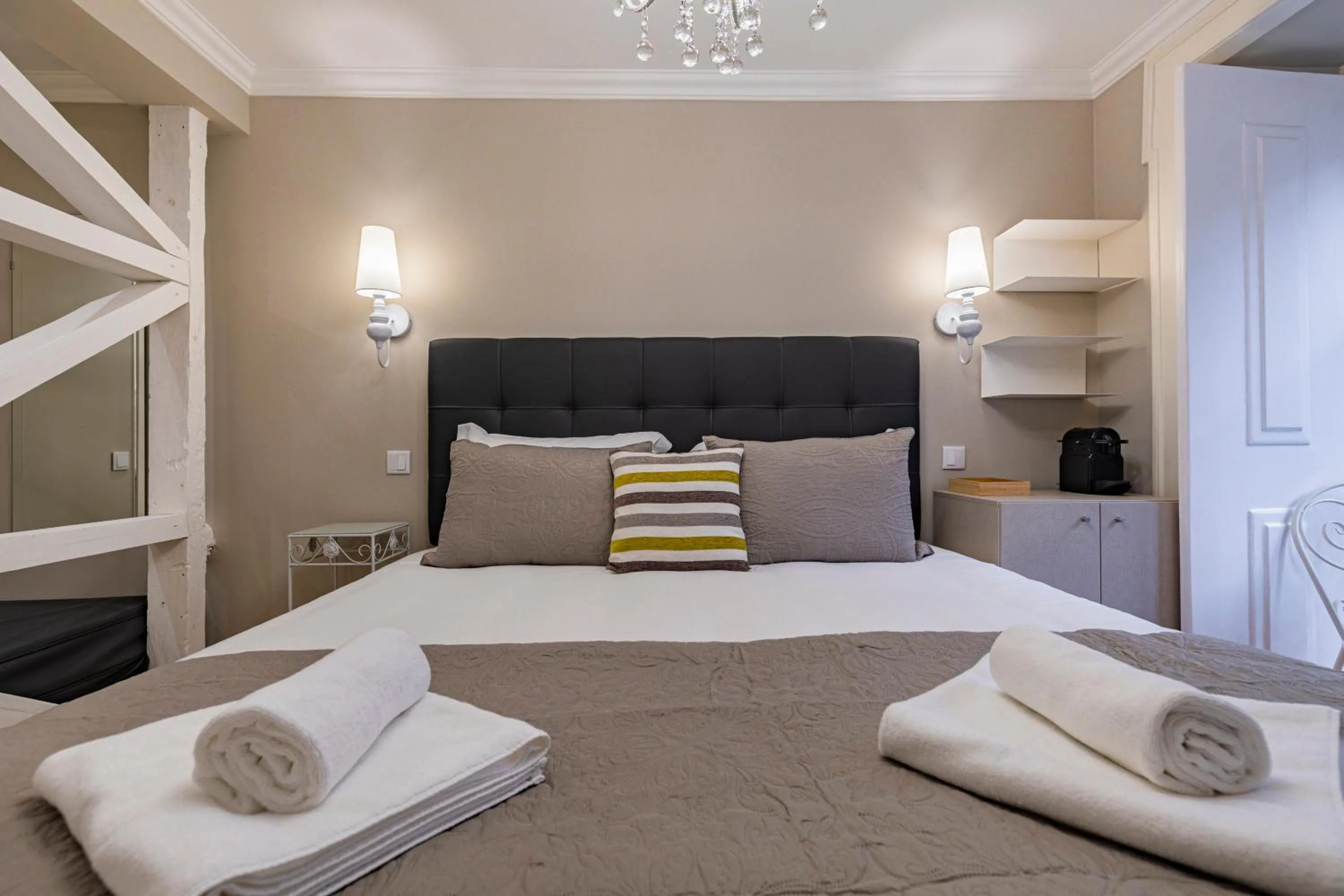 Bedroom, Bed in LovelyStay - Charming Douradoures I