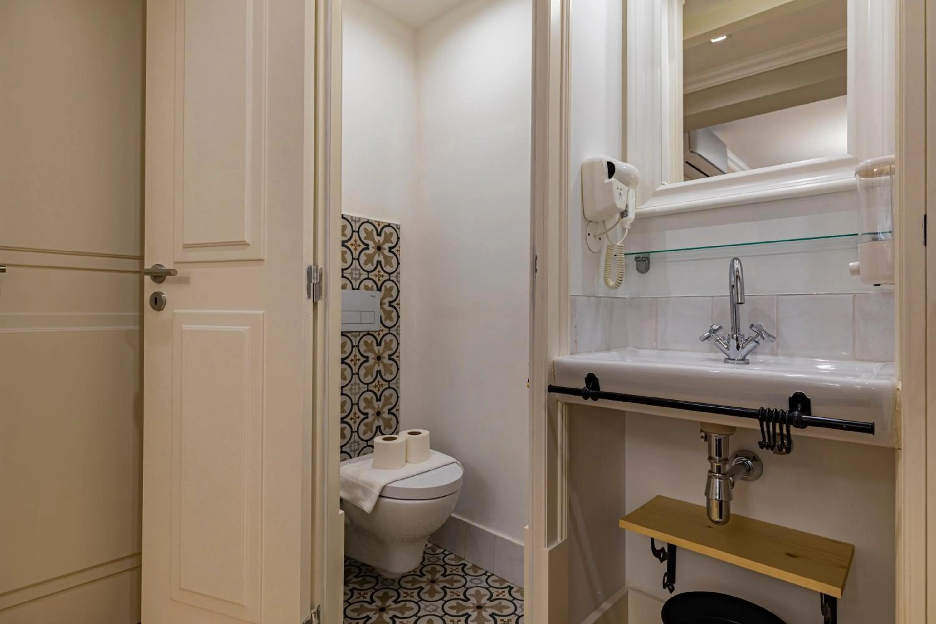 Bathroom in LovelyStay - Charming Douradoures I