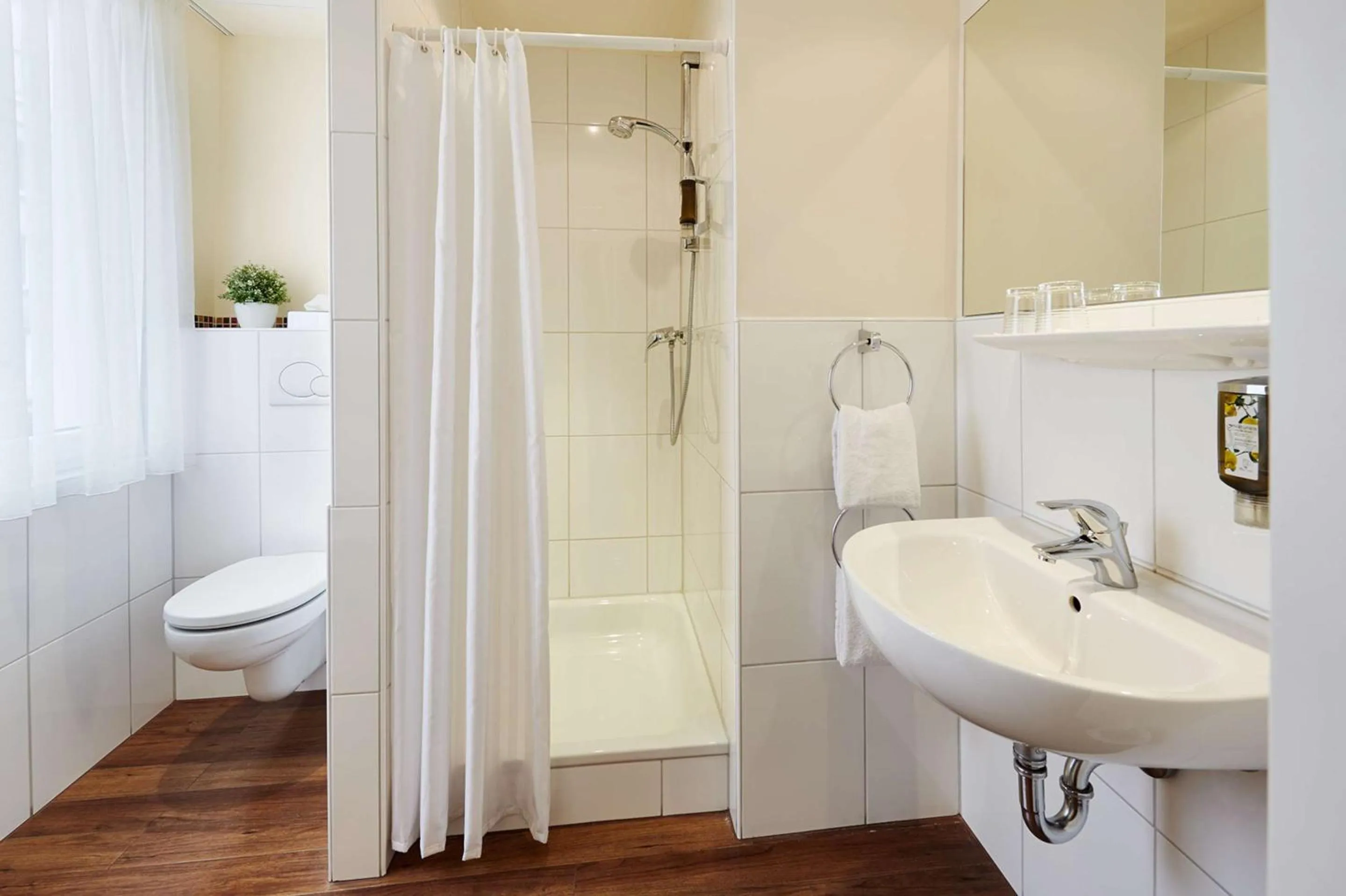 Toilet in Hotel Imperial Düsseldorf Superior - Sure Collection by Best Western