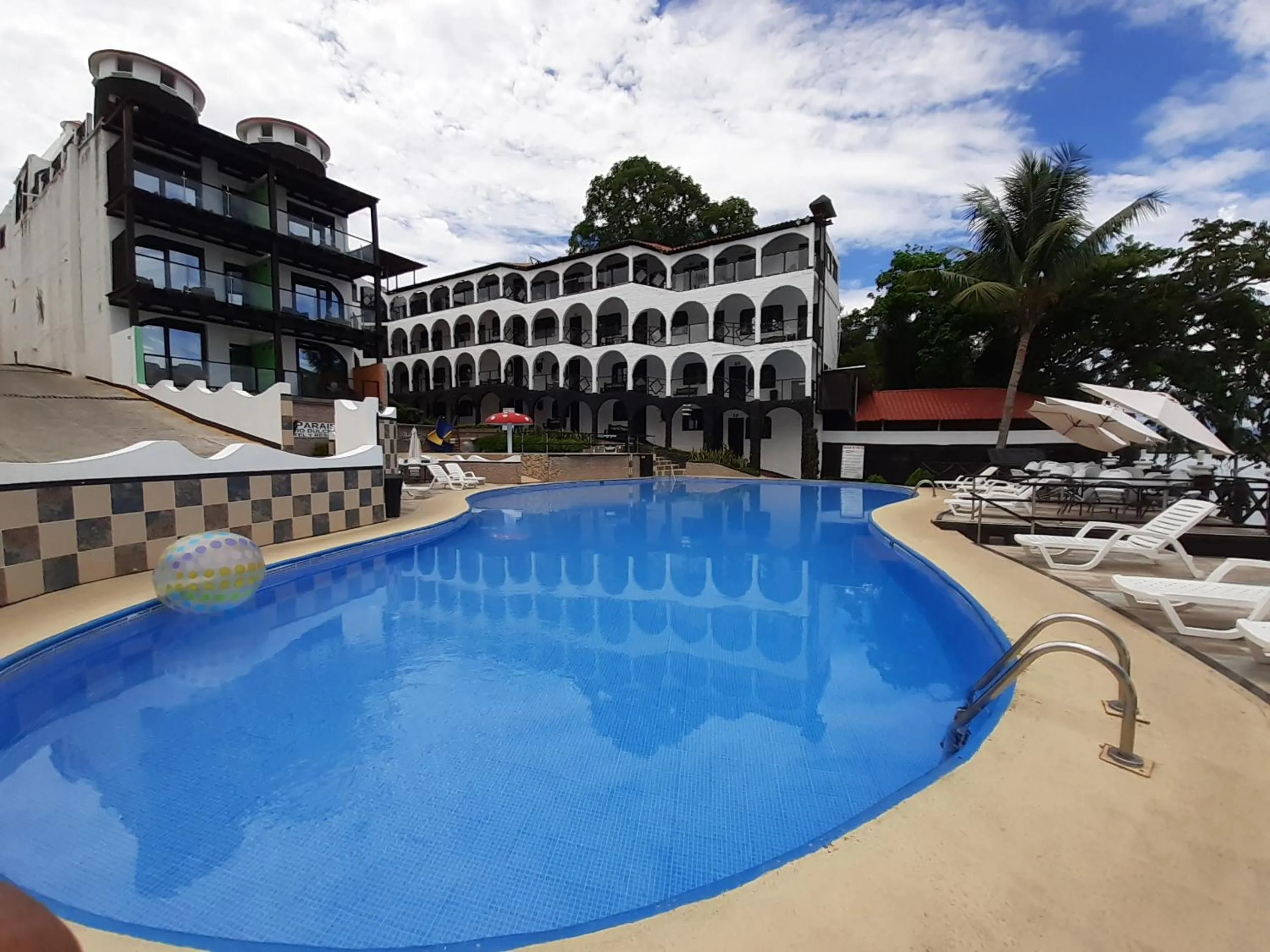 Swimming pool in Hotel Mi Paraíso Río Dulce