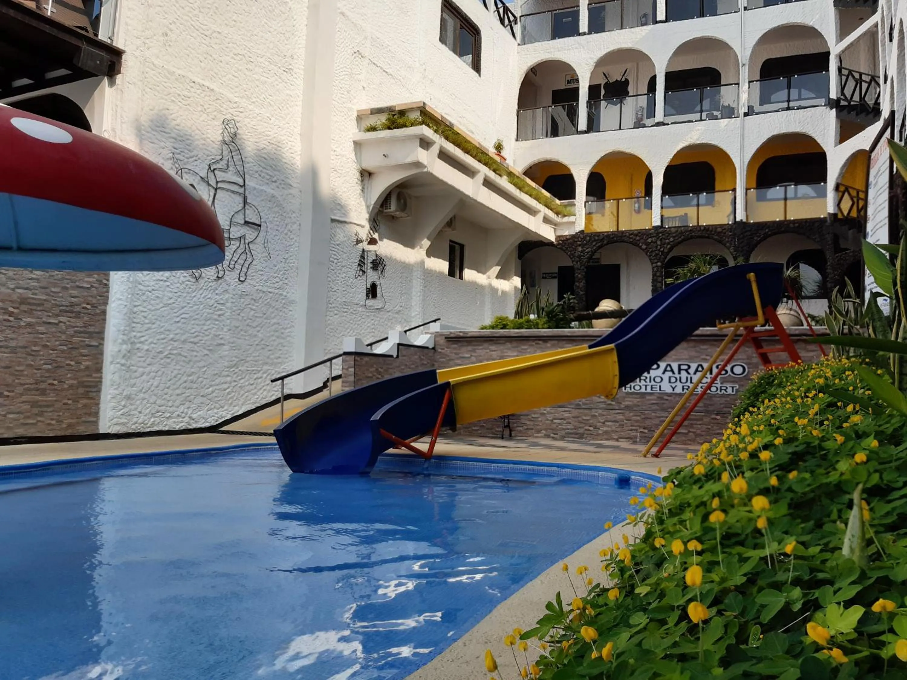 Swimming pool in Hotel Mi Paraíso Río Dulce