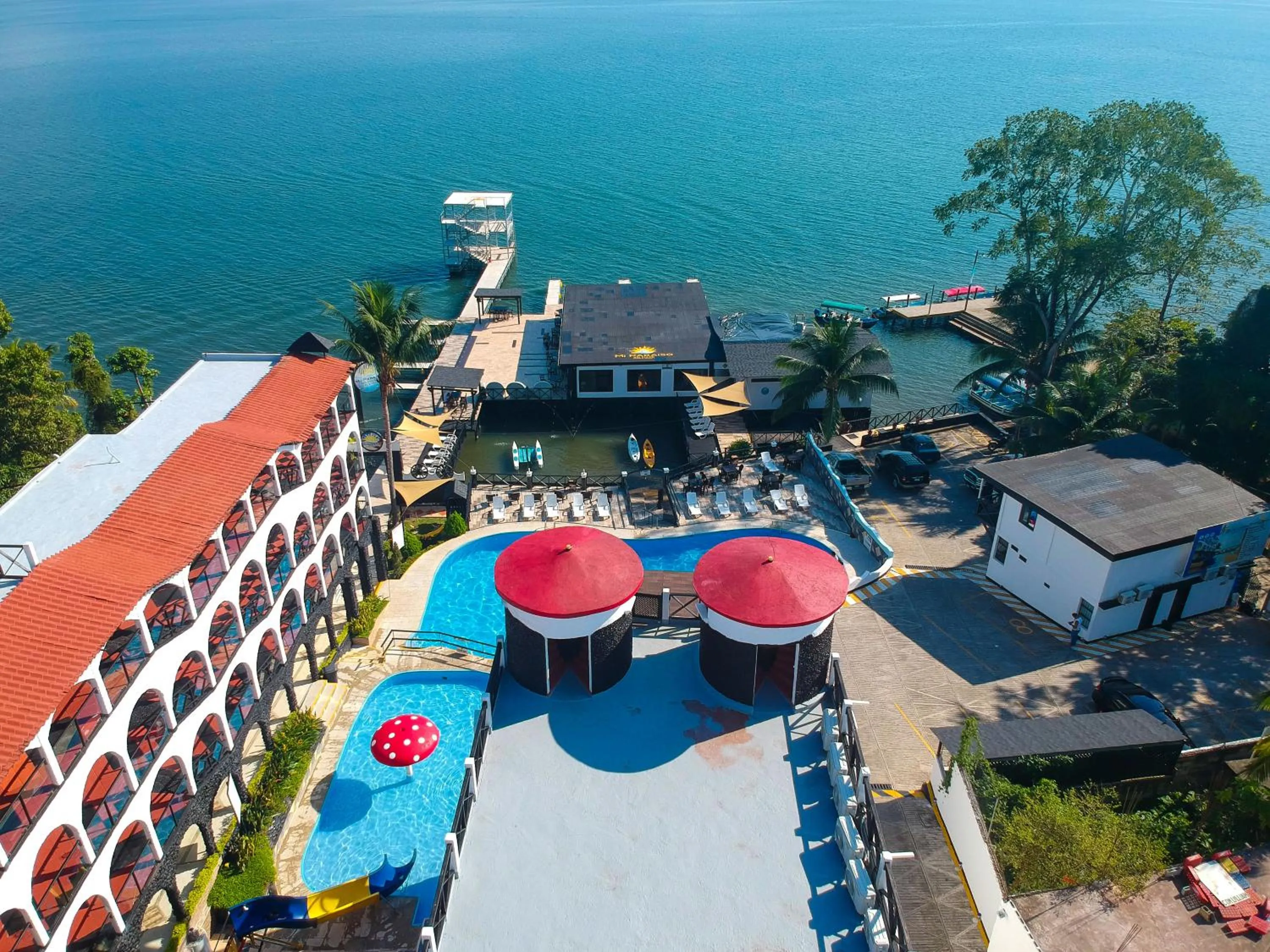 Property building in Hotel Mi Paraíso Río Dulce