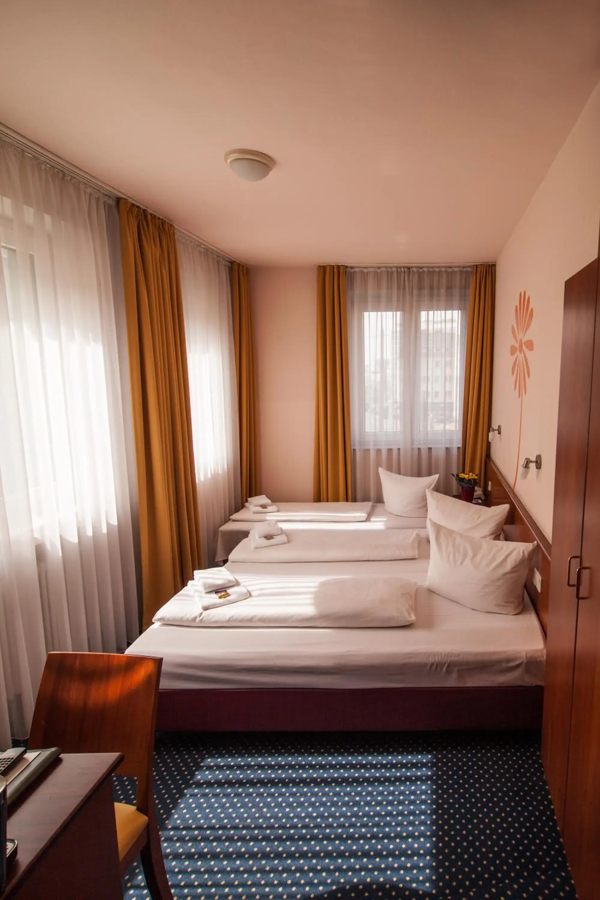 Triple Room in Hotel Residenz Duesseldorf Triple Room in Hotel Residenz Duesseldorf