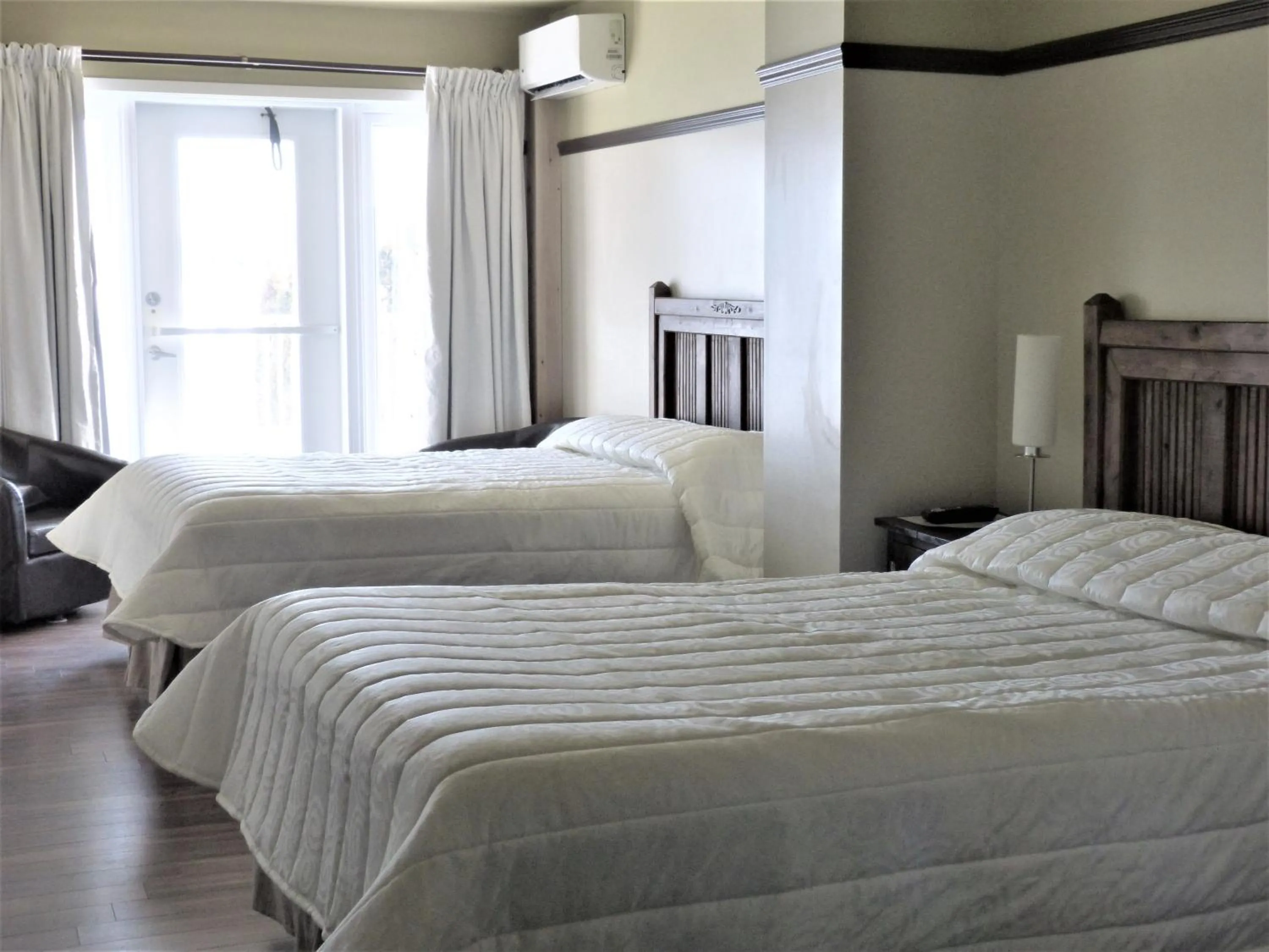 Bed in Auberge Du Lac Malcom