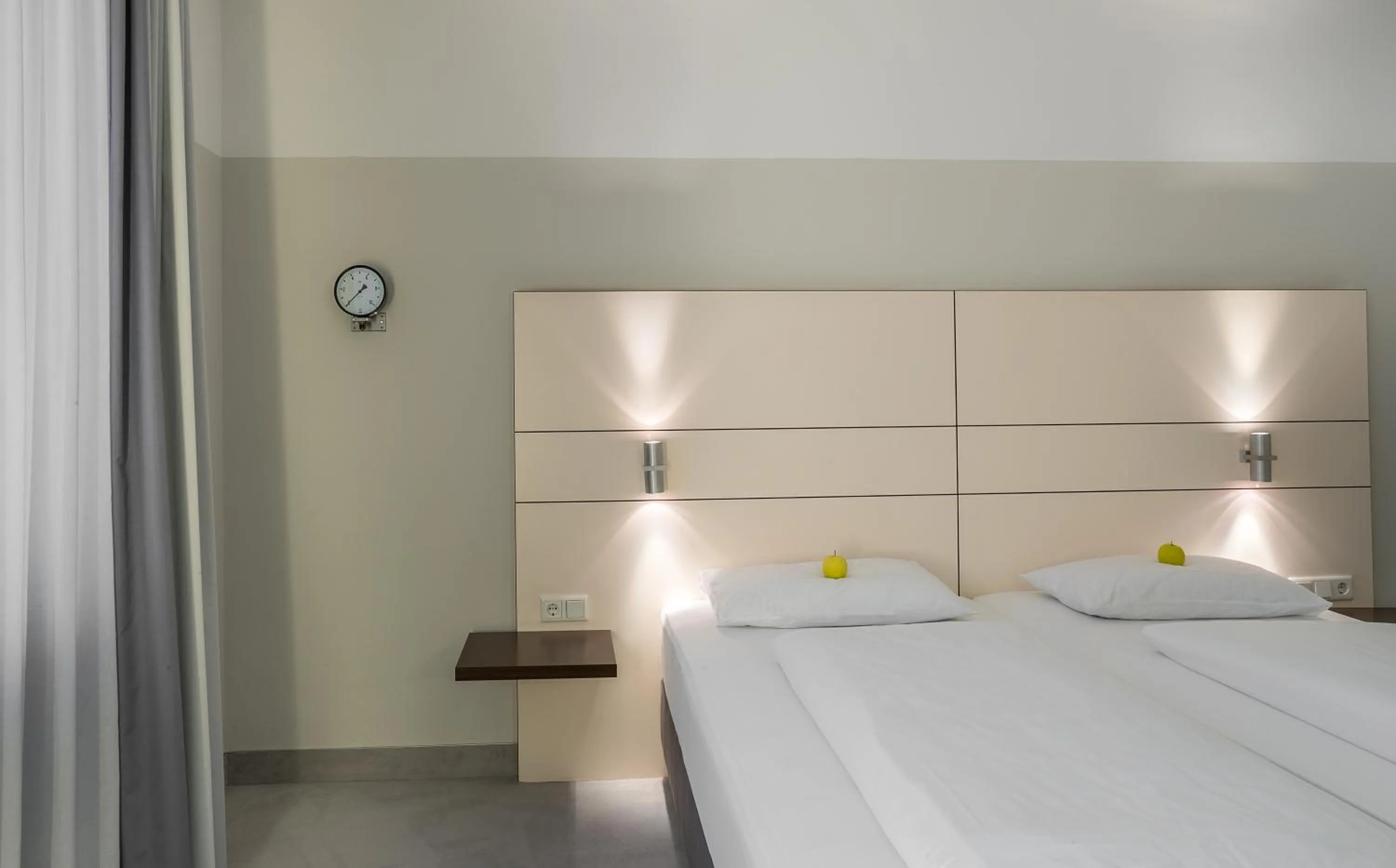 Photo of the whole room, Bed in Ferrotel Duisburg - Partner of SORAT Hotels